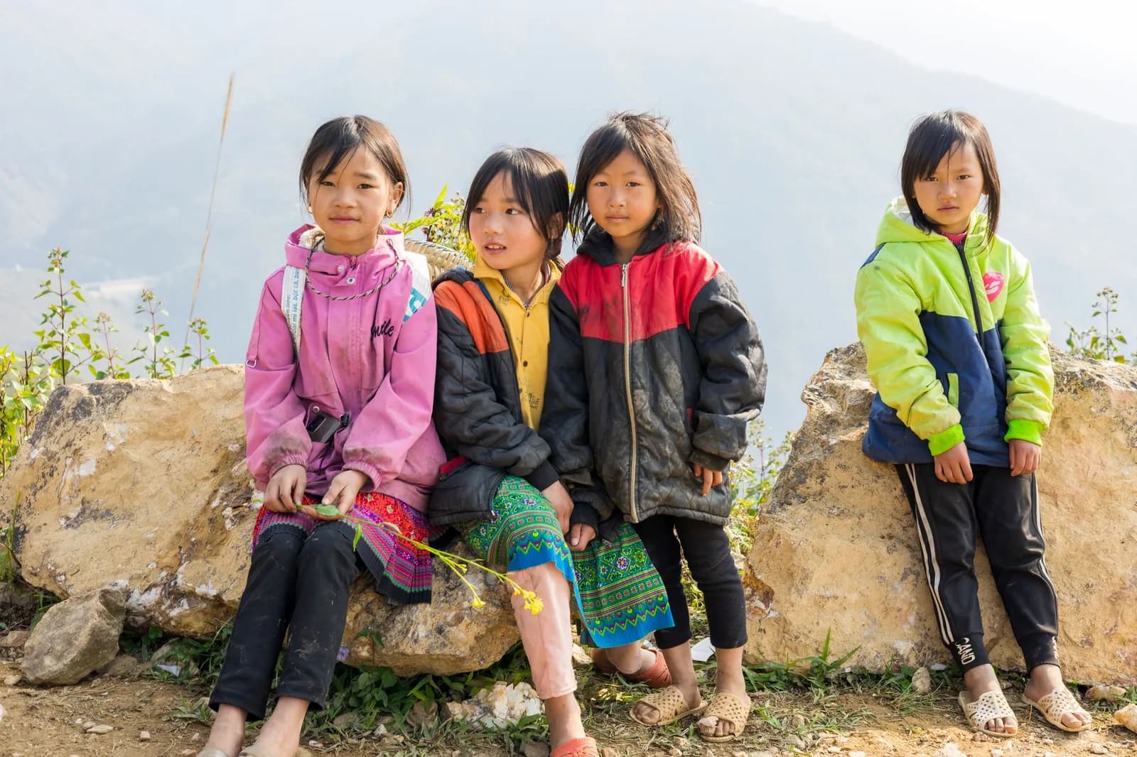 So sánh leo Lang Biang và Núi Bà Đen cho nhóm bạn cuối tuần