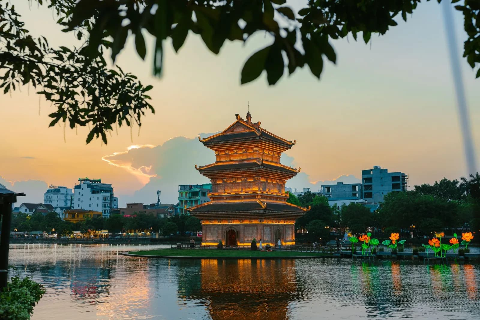Ninh Bình có gì chơi về đêm ngoài phố cổ Hoa Lư