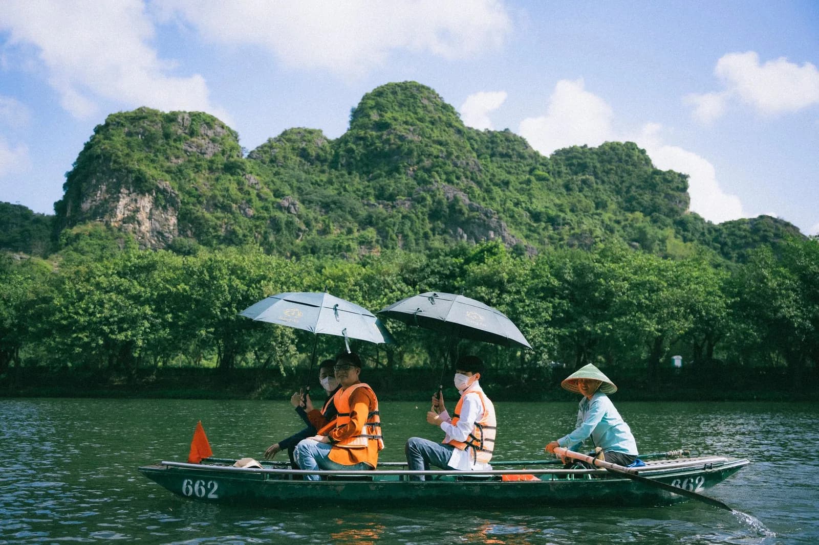 Chèo thuyền Tràng An hay Tam Cốc phù hợp với gia đình có trẻ nhỏ