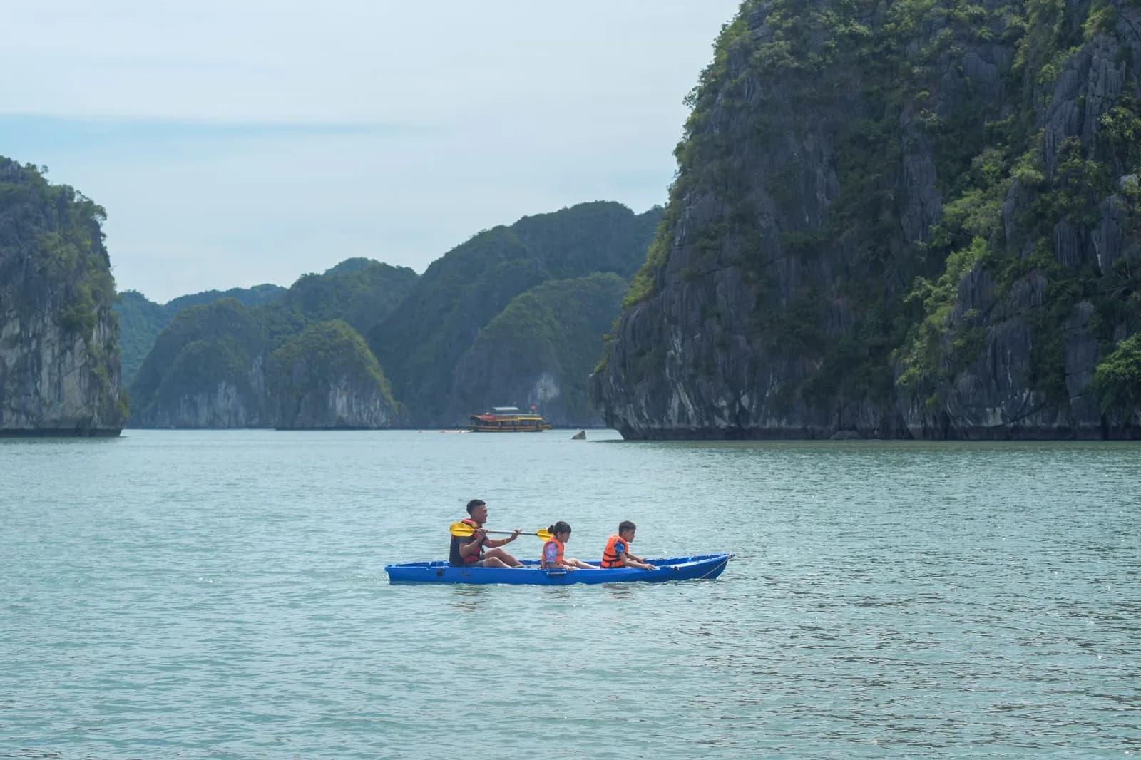 Chèo kayak trên vịnh Hạ Long cần lưu ý gì để bảo đảm an toàn