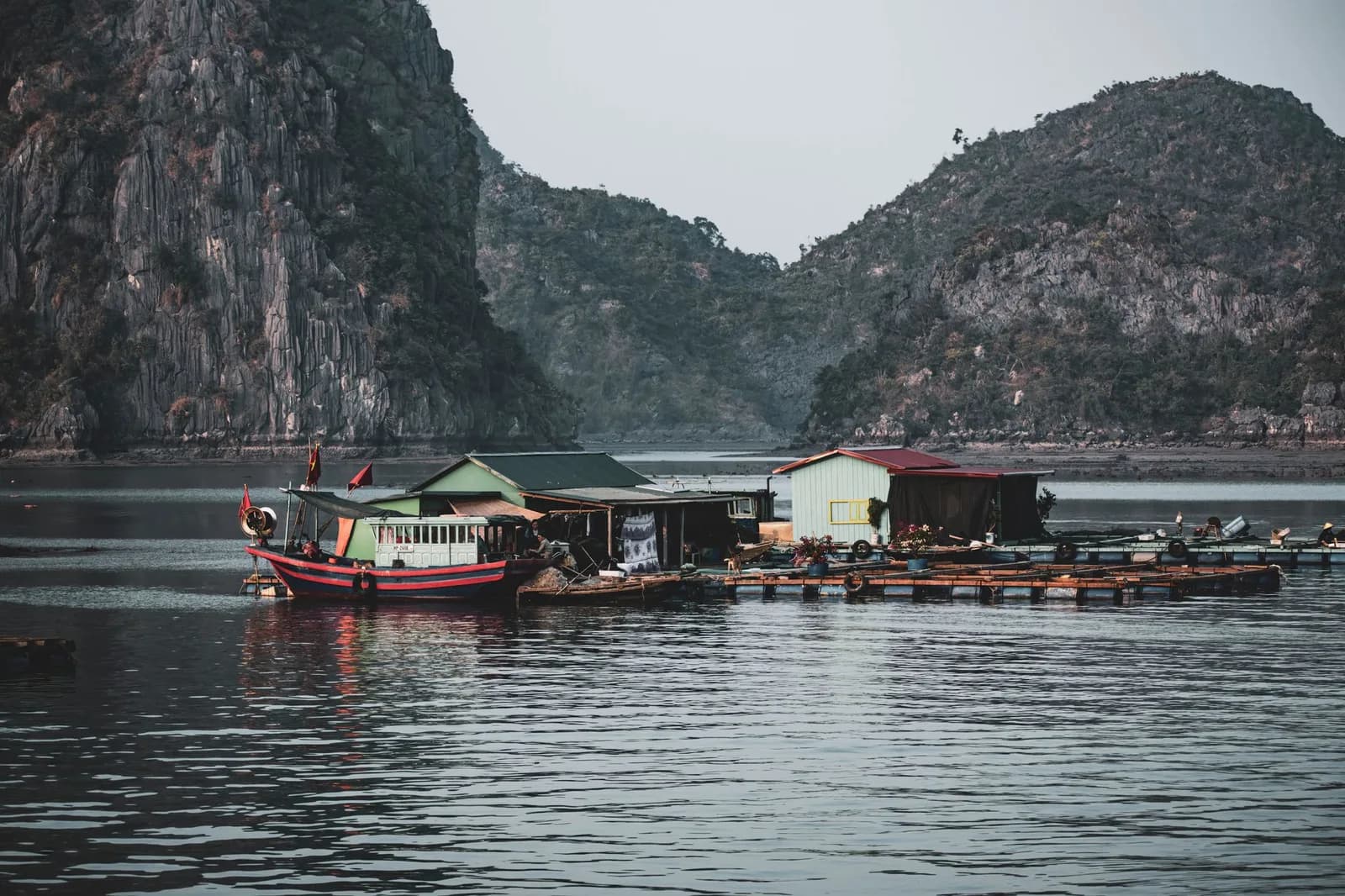 Lịch trình 6 giờ khám phá làng chài Cửa Vạn từ trung tâm Hạ Long