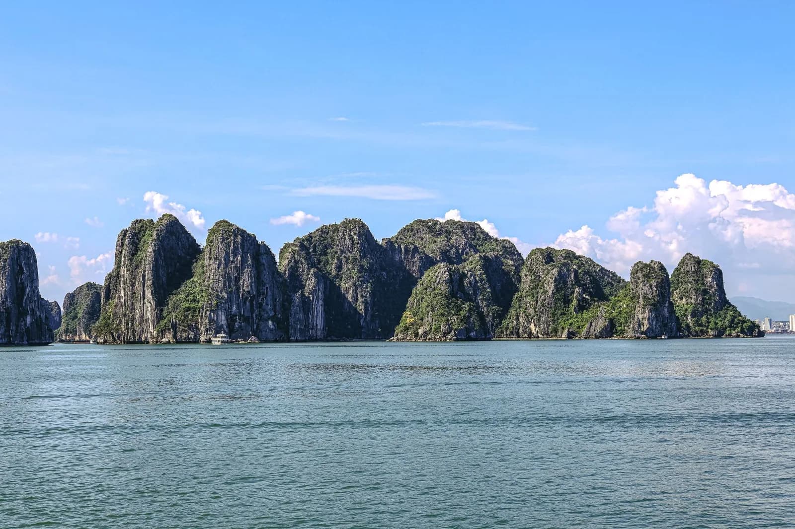Hạ Long có gì chơi khi trời mưa để chuyến đi không bị gián đoạn