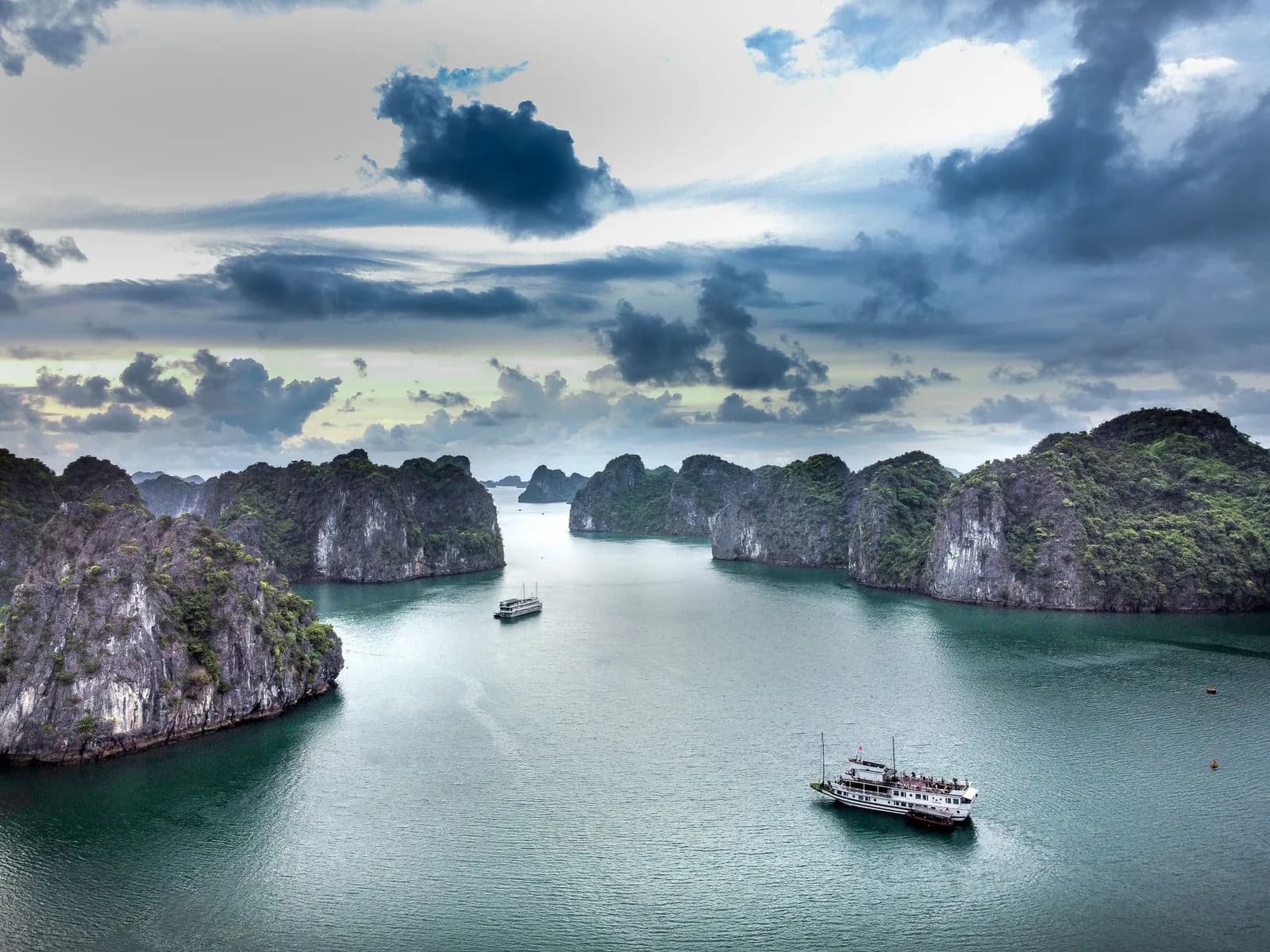 Nên chọn du thuyền ngủ đêm hay khách sạn Bãi Cháy cho kỳ nghỉ Hạ Long