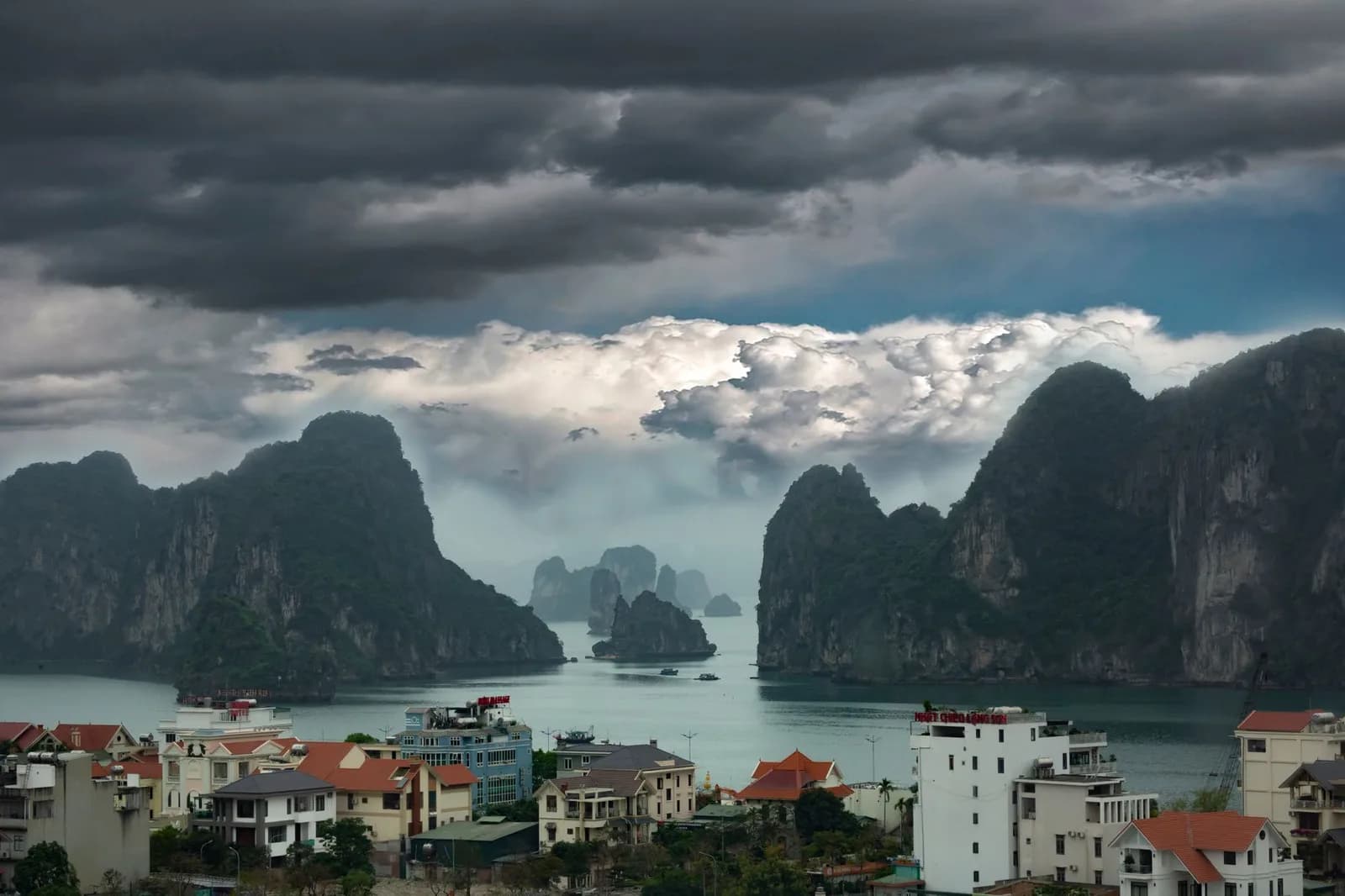 Hạ Long về đêm nên đi đâu để ăn uống và thư giãn