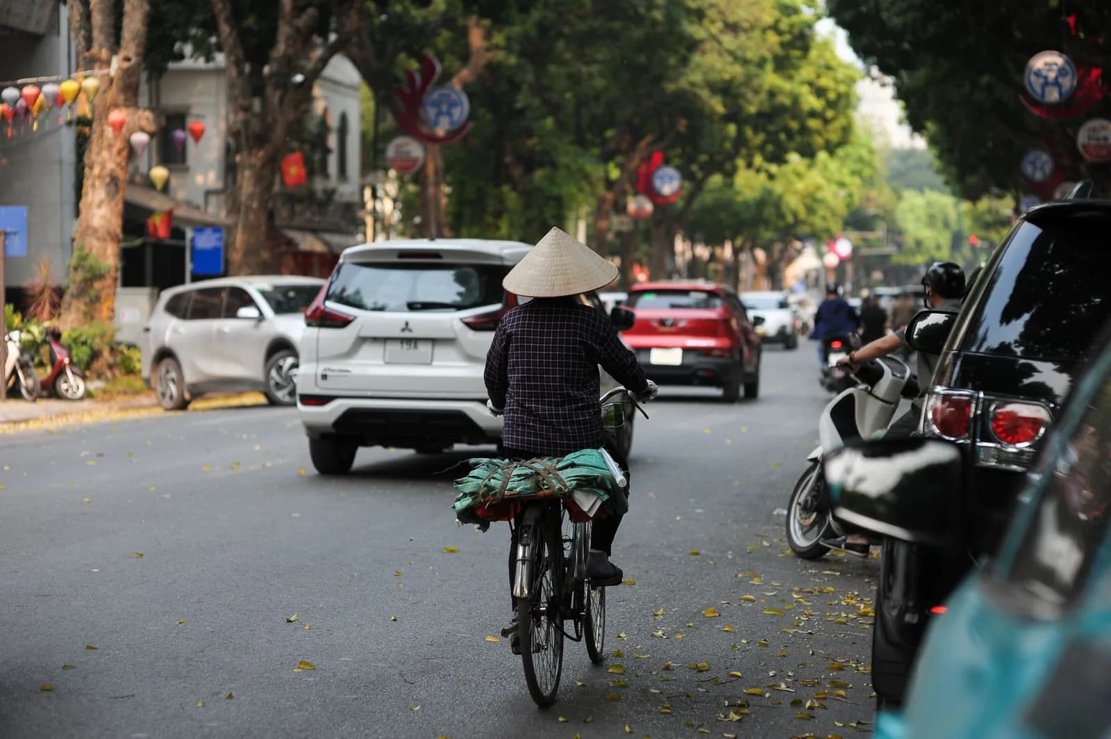 Khám Phá 7 Cung Đường Đi Bộ Ngắm Hà Nội Mùa Lá Đổi Màu