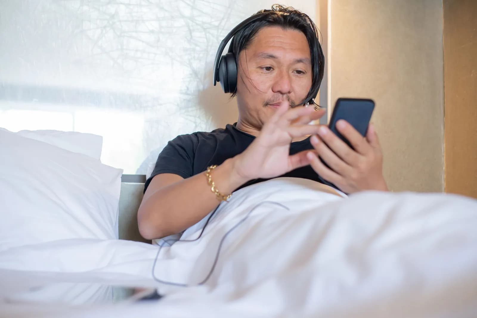 Vì sao người trẻ Việt nghe truyện audio còn người cao tuổi vẫn chọn radio