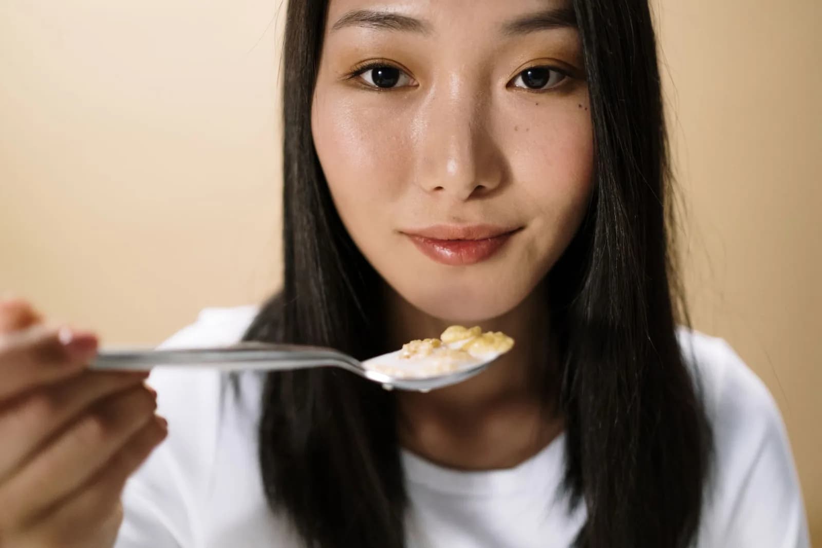 Người trẻ Việt thiếu vitamin D nên ăn gì thay vì uống viên bổ sung