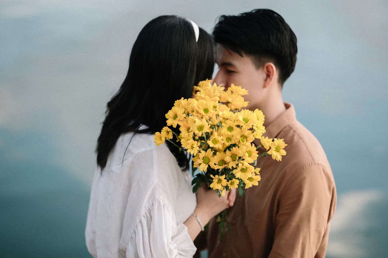 8 cách đối diện nỗi nhớ người cũ khi đang trong một mối quan hệ mới