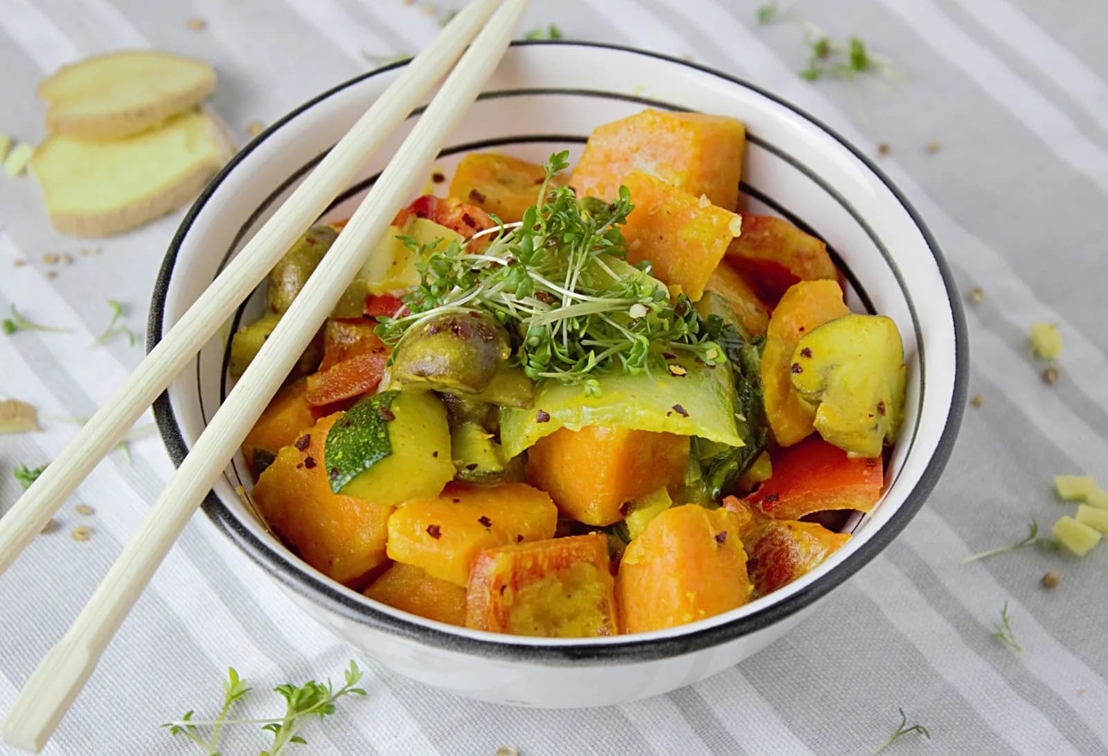 Vì sao rau muống xào tại nhà không giòn như ngoài hàng