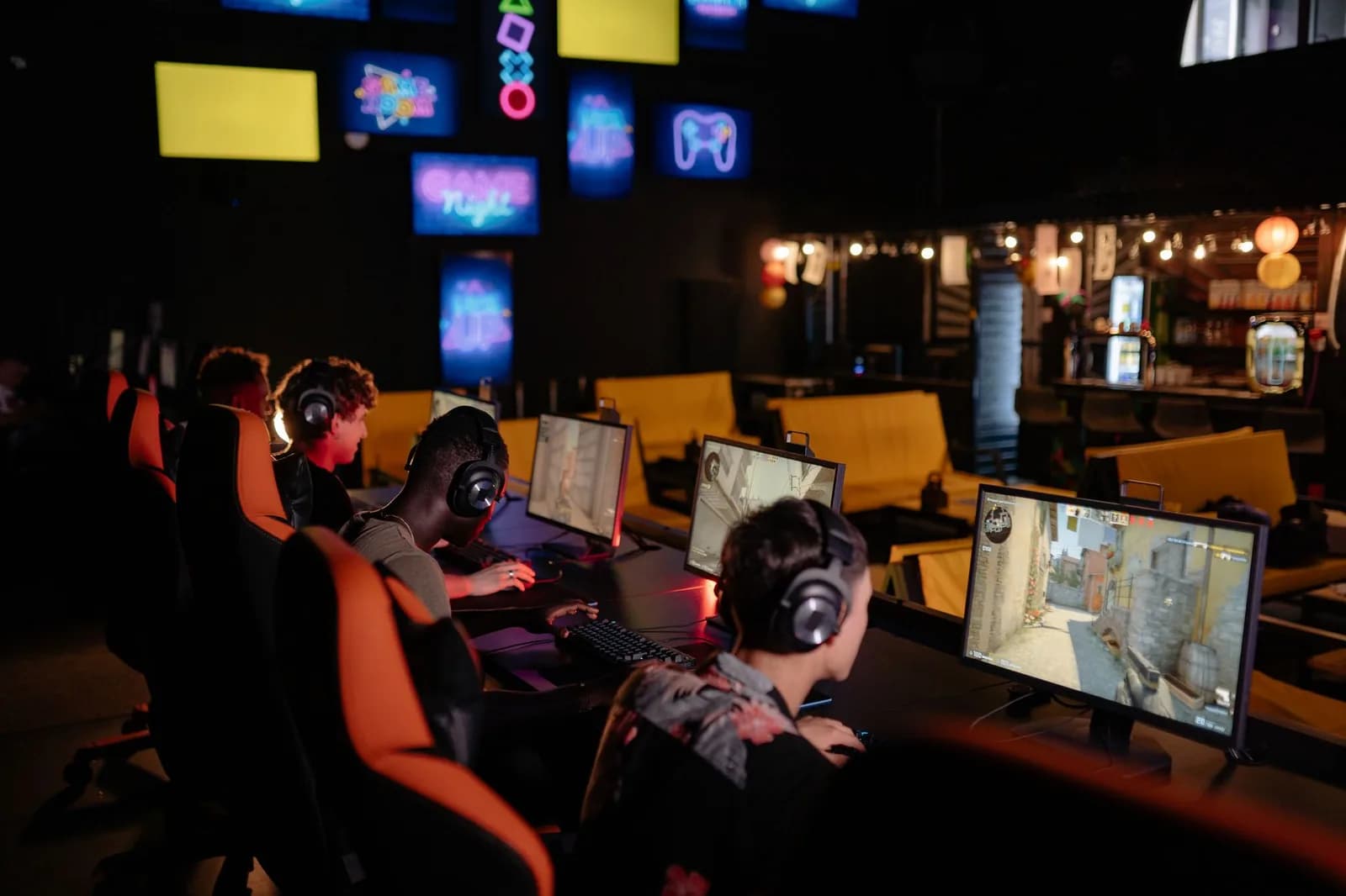 Vì sao tiệm net vẫn đông khách khi điện thoại chơi game ngày càng mạnh