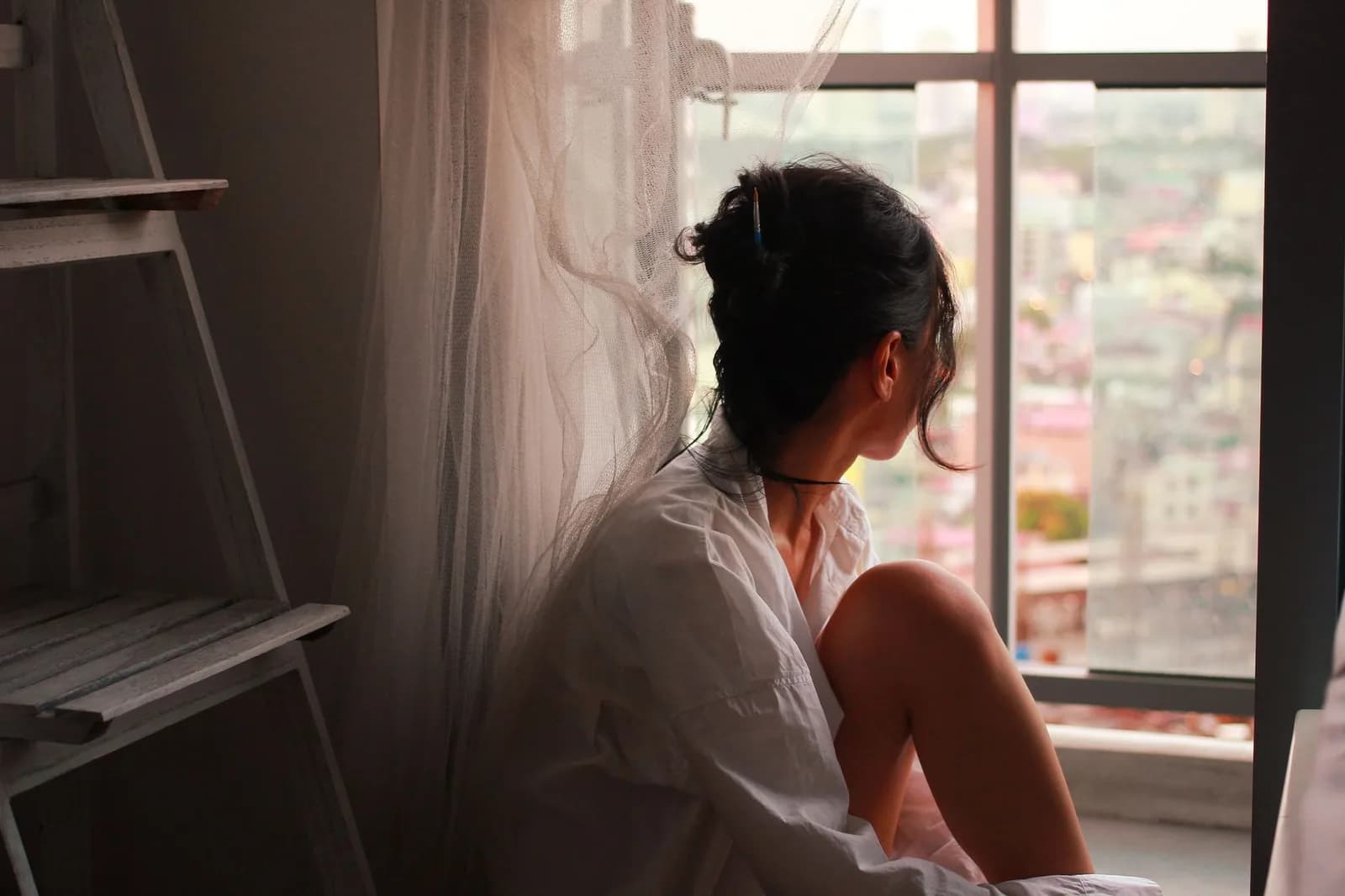 Vì sao người gắn bó né tránh thường rút lui khi mối quan hệ bắt đầu sâu sắc