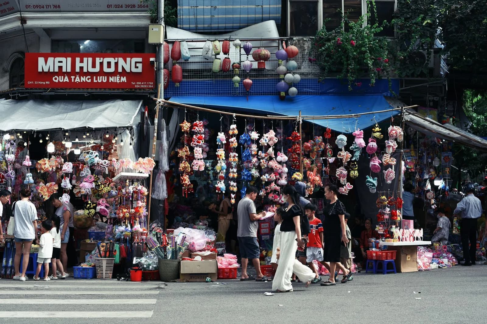 Dạo phố cổ Hà Nội đêm khuya có an toàn và đáng trải nghiệm ra sao