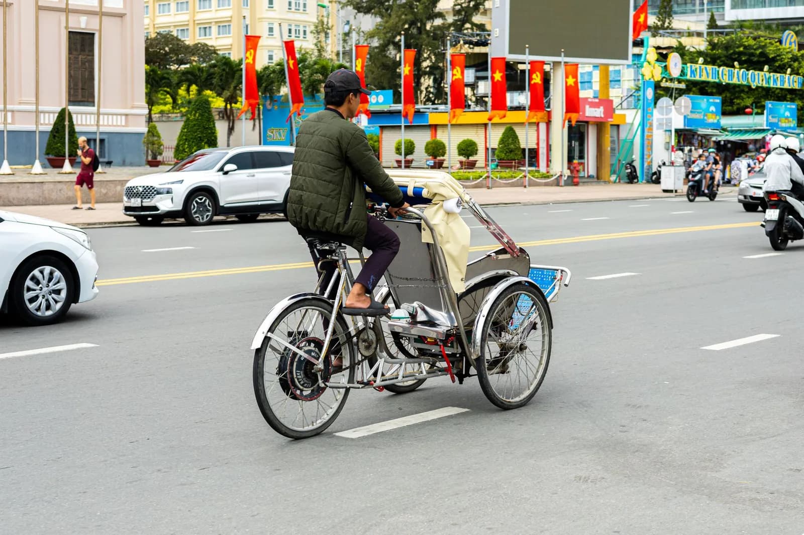 10 câu hỏi về trải nghiệm ngồi xích lô uống rượu vang trên phố