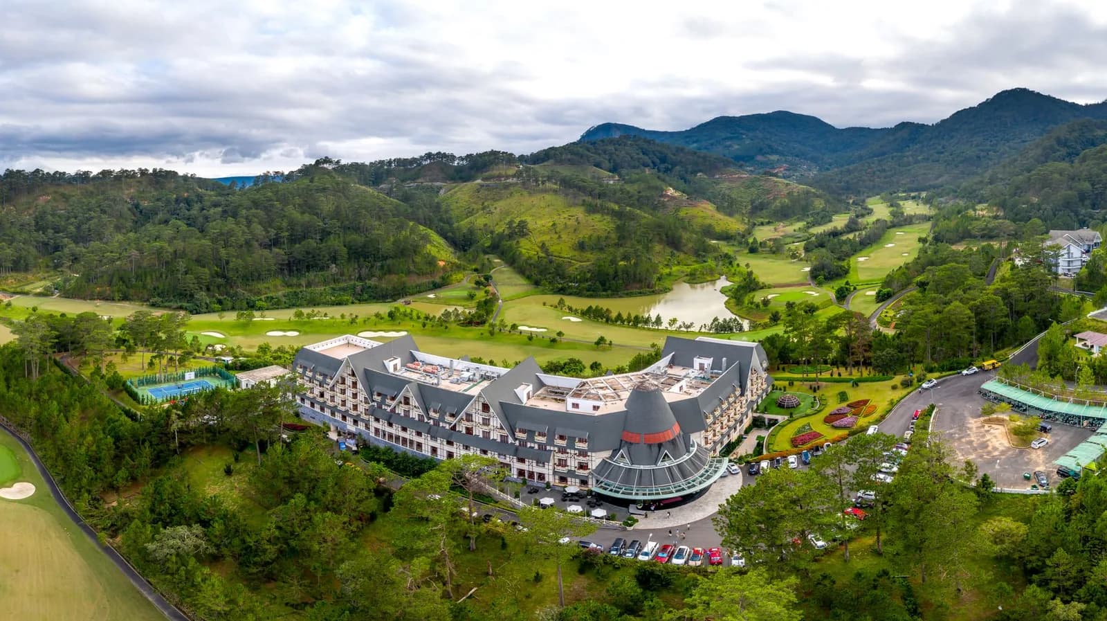 Giá green fee tại 12 sân golf nghỉ dưỡng Việt Nam biến động thế nào theo ngày chơi