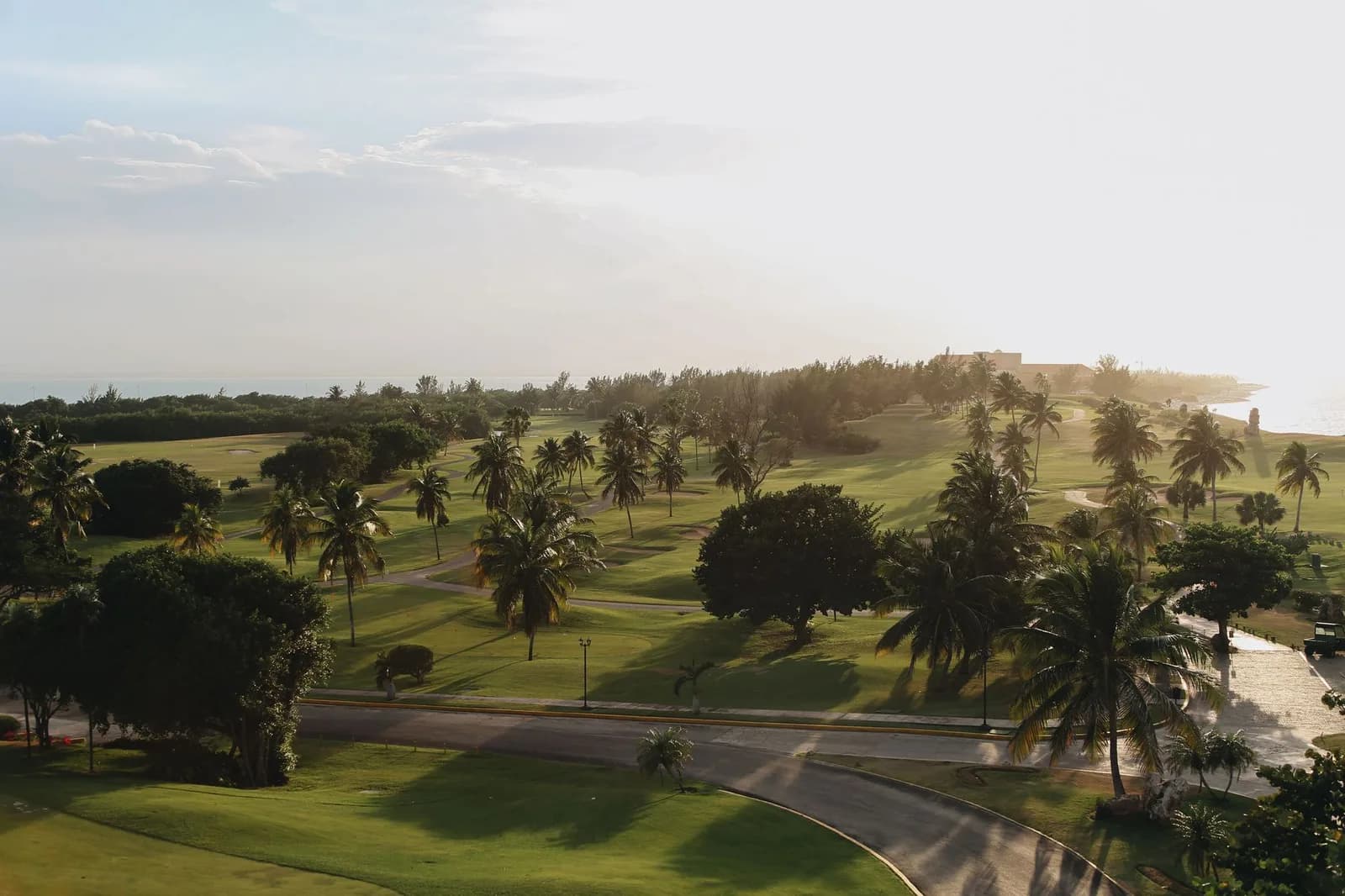 Gói stay and play tại resort golf thường bao gồm những dịch vụ nào
