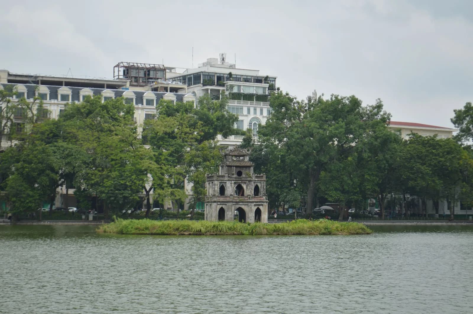 Phố đi bộ hồ Gươm và phố đi bộ khu phố cổ khác nhau thế nào