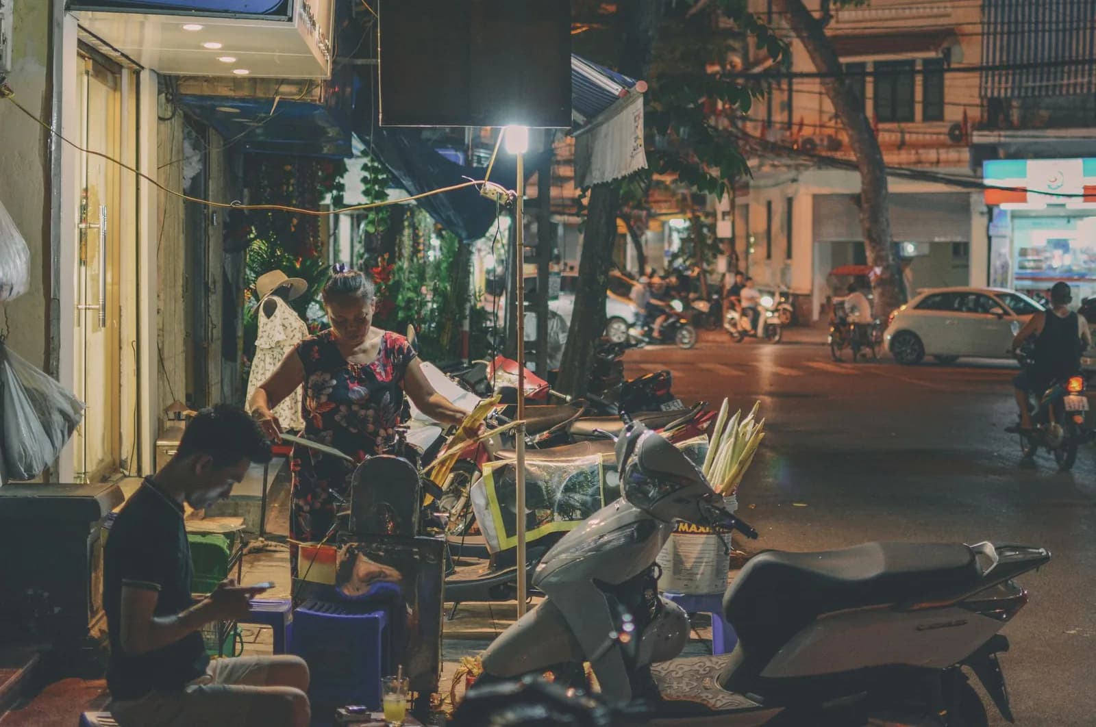 Ăn gì ở phố cổ Hà Nội sau 22 giờ khi nhiều hàng quán đã đóng cửa