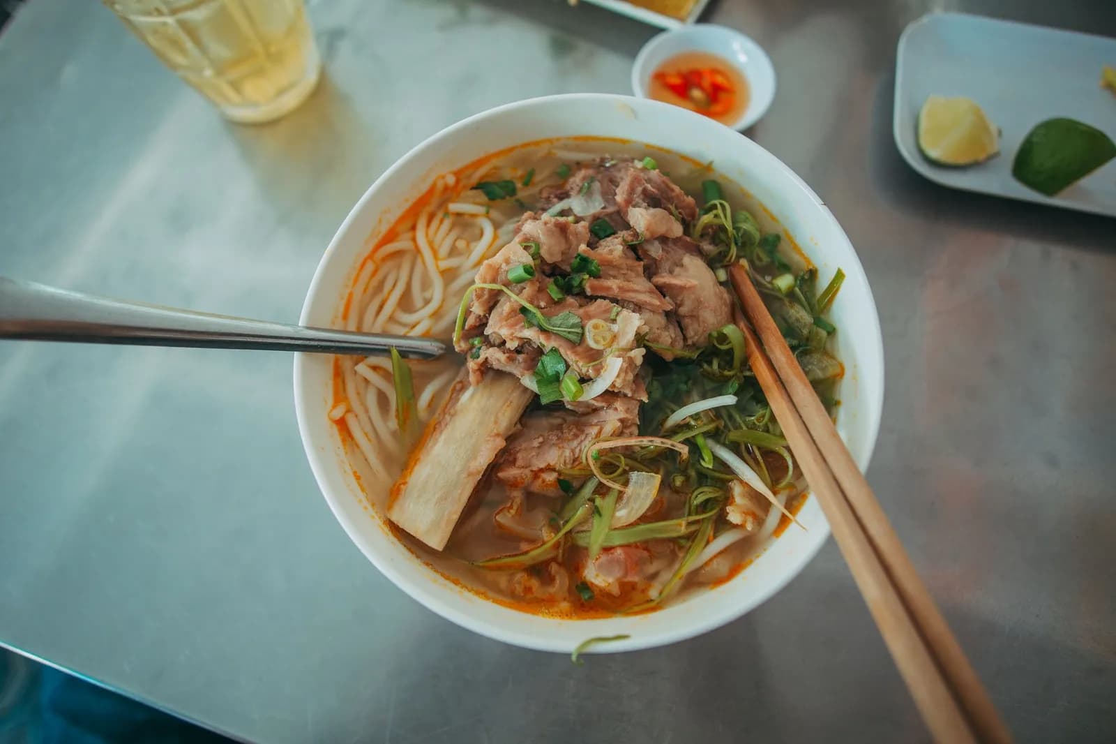 Phở bò hay bún thang phù hợp hơn cho bữa trưa ở phố cổ Hà Nội