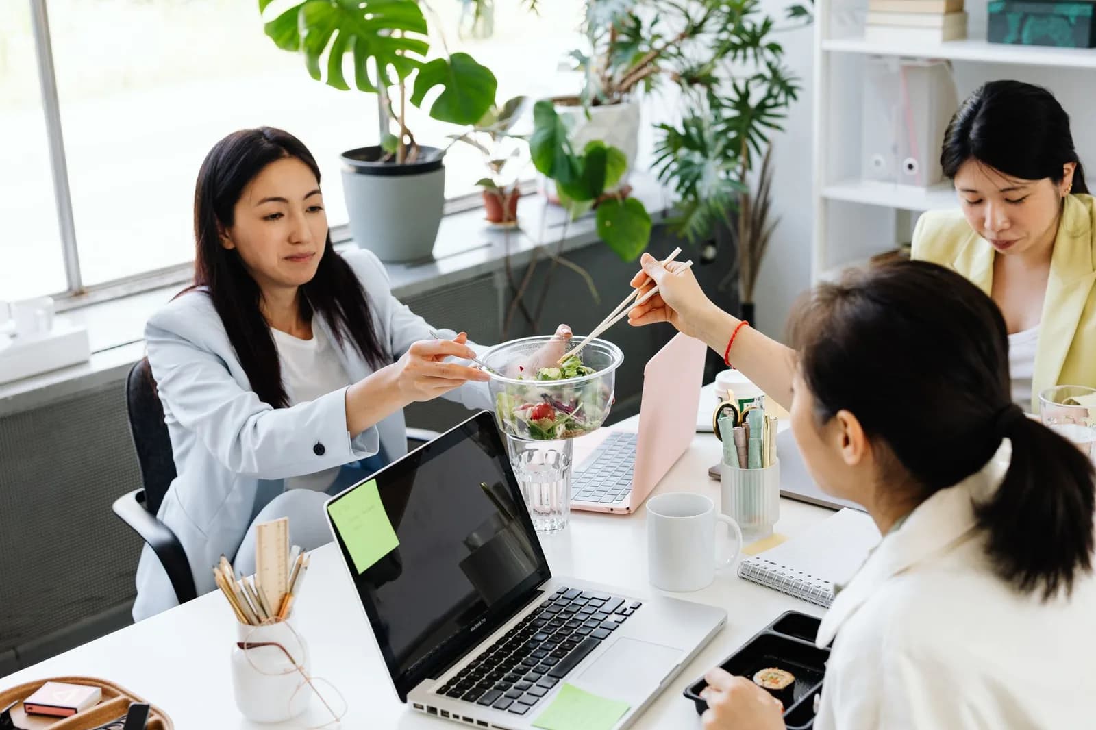 Cách tổ chức buổi ăn trưa công ty không gây áp lực giao tiếp