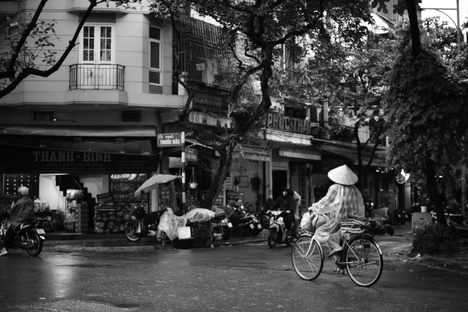 Tham quan đường tàu phố cổ vào mùa mưa cần lưu ý điều gì