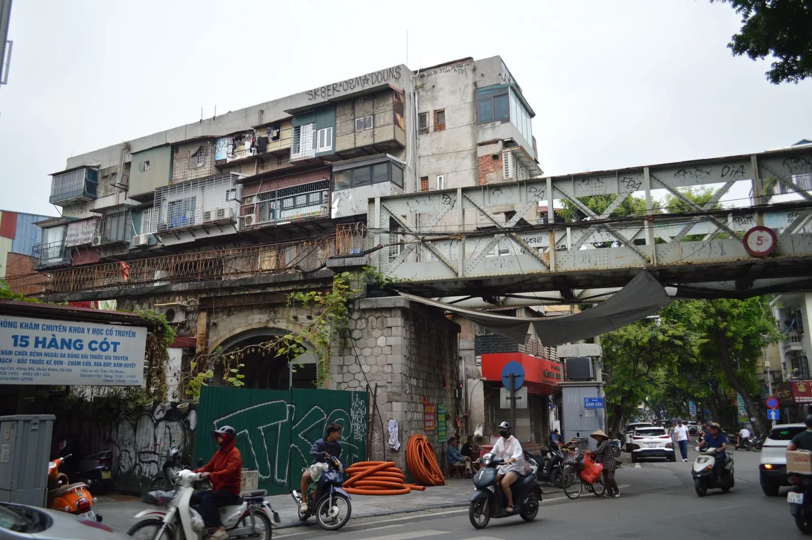 Người dân sống bên đường tàu phố cổ thích nghi với du lịch ra sao