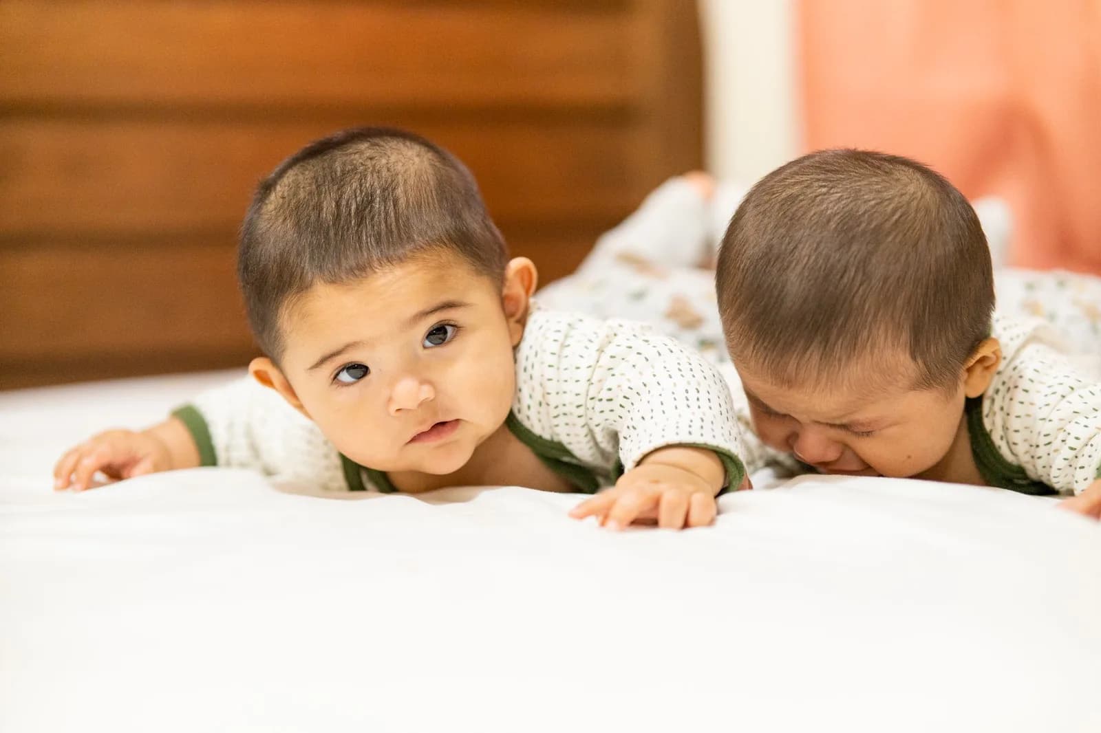 Người sinh đôi có lá số tử vi giống nhau hoàn toàn không?