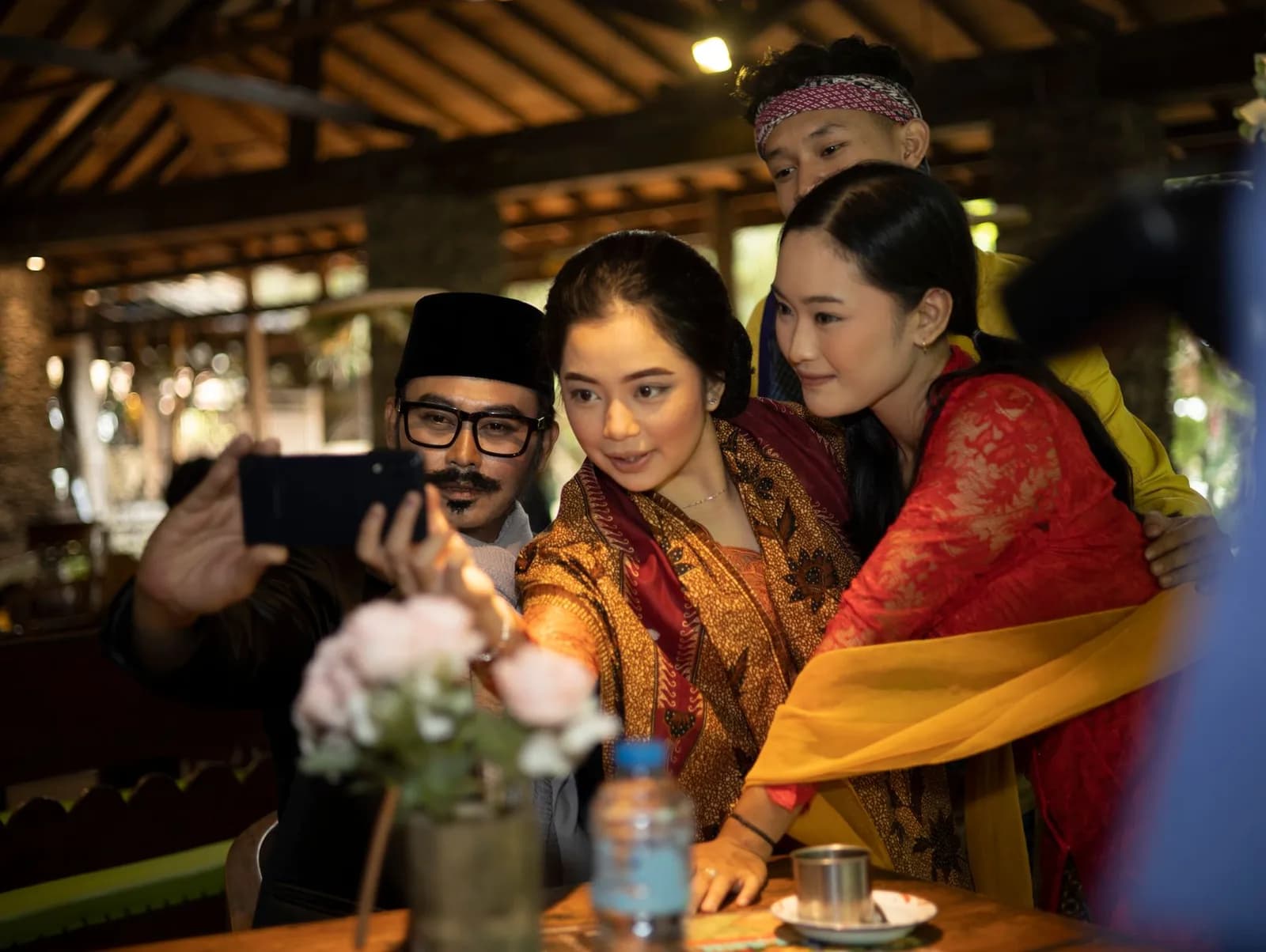 Vì sao dịp họp lớp dễ khơi lại nỗi buồn về những người bạn cũ