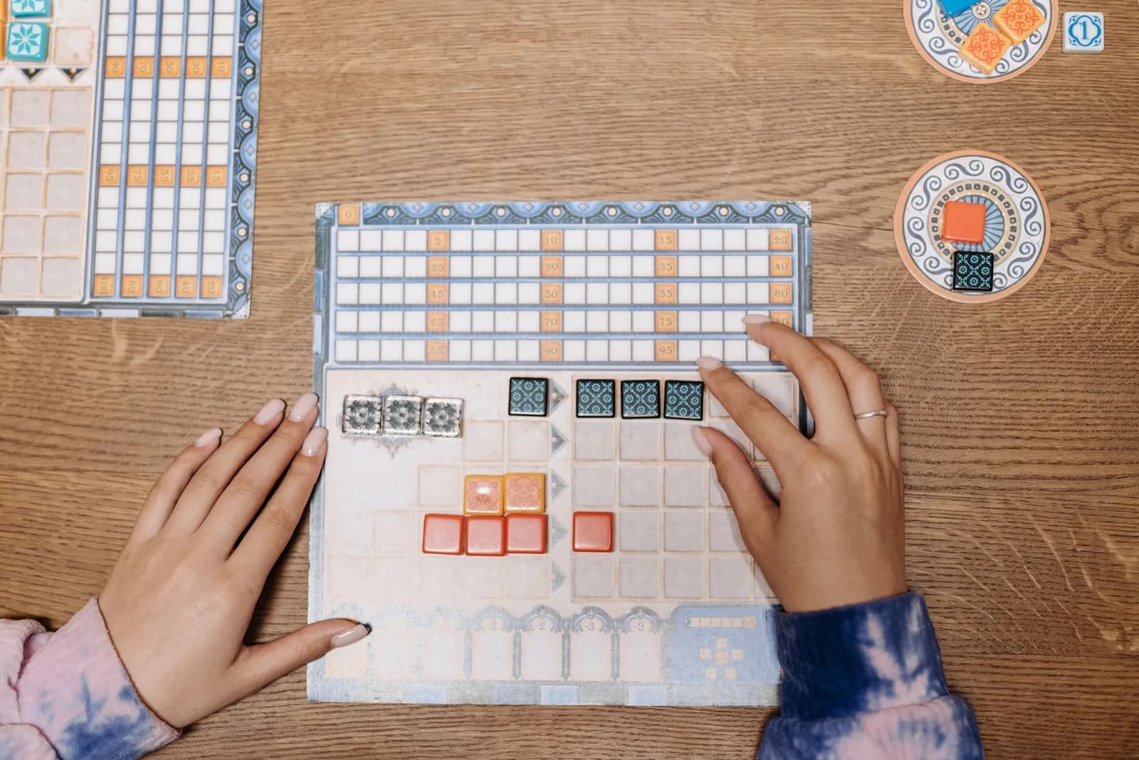 Chơi board game tại quán hay homestay tiết kiệm hơn