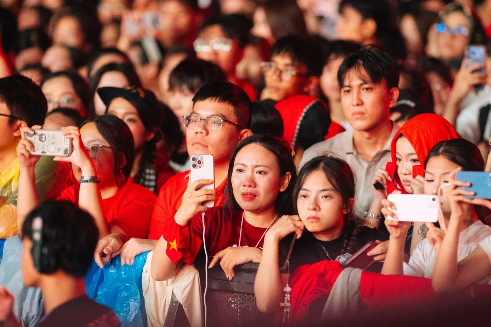 Cách quay video concert BIGBANG bằng điện thoại mà không che tầm nhìn