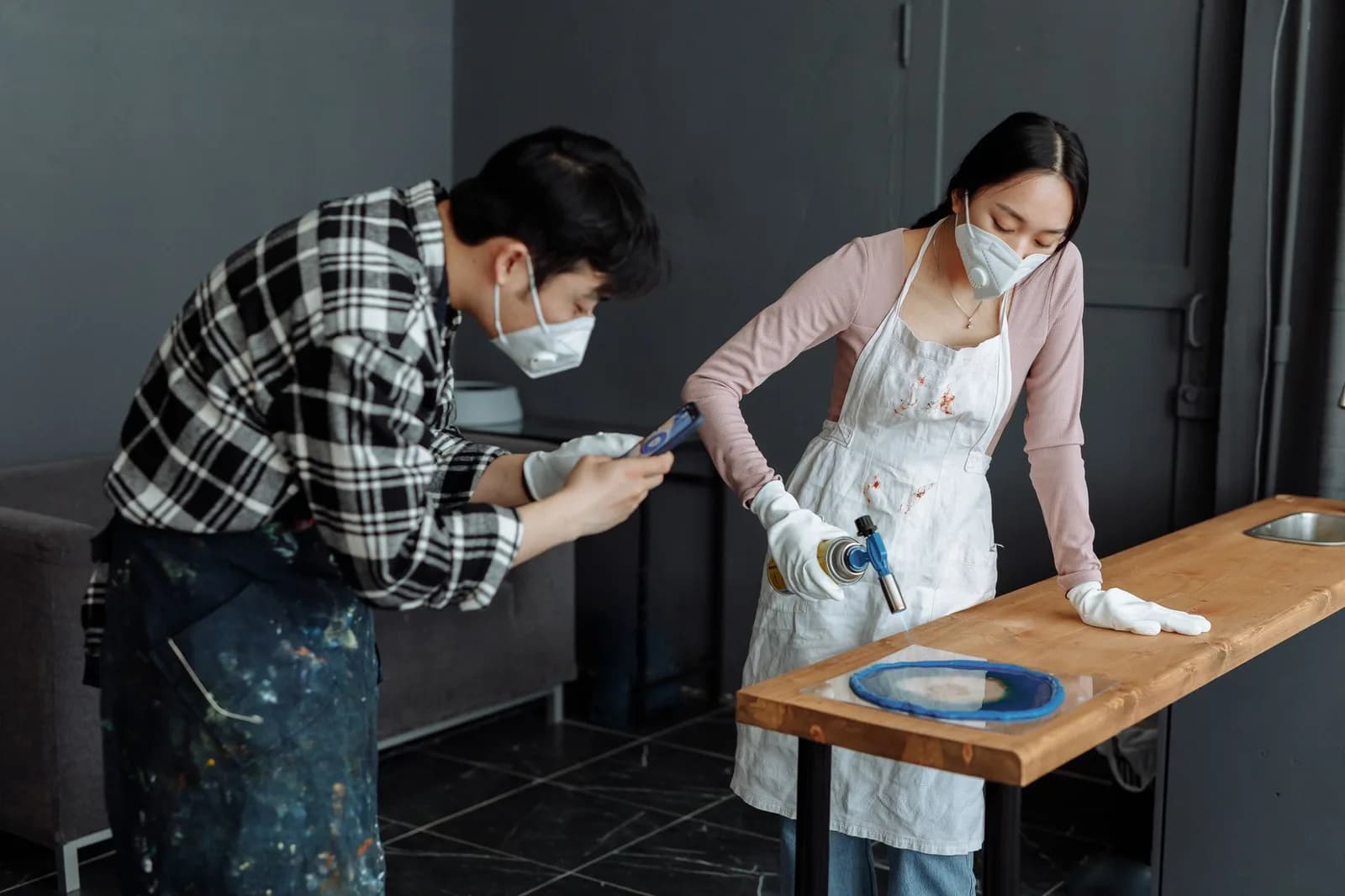 Làm vòng tay hay tô túi vải phù hợp hơn cho buổi hẹn tại homestay