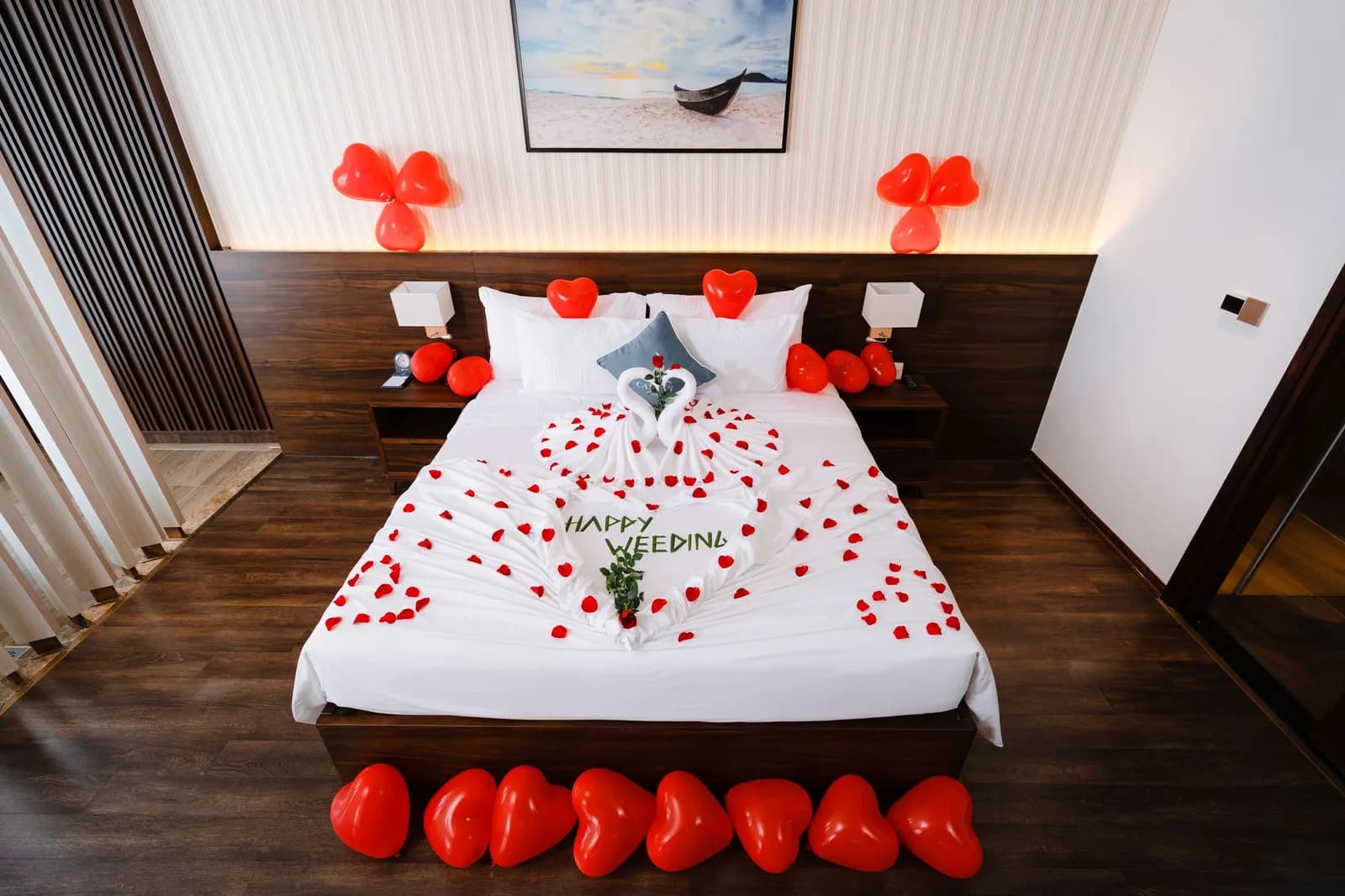 Cách báo khách sạn chuẩn bị bất ngờ mà không để người yêu phát hiện