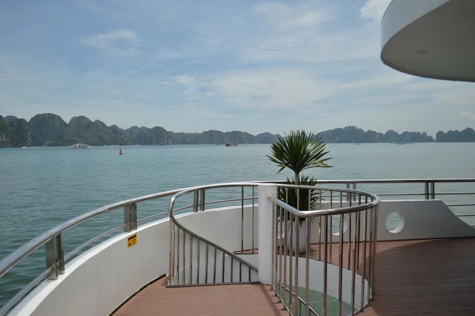 Cách chọn cabin du thuyền Hạ Long có ban công riêng cho dịp kỷ niệm