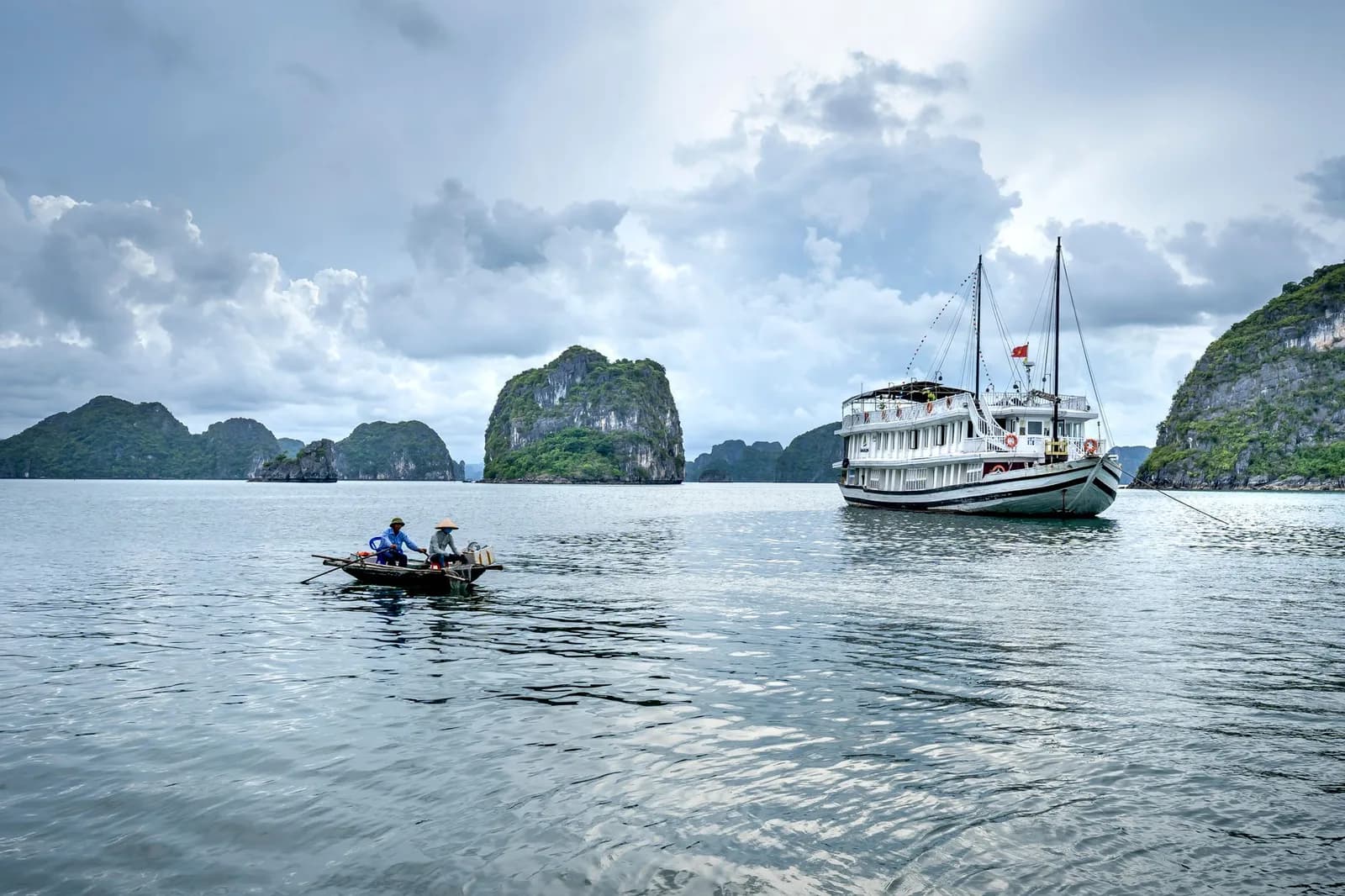 Tháng nào vịnh Lan Hạ có thời tiết dễ chịu cho chuyến đi đôi