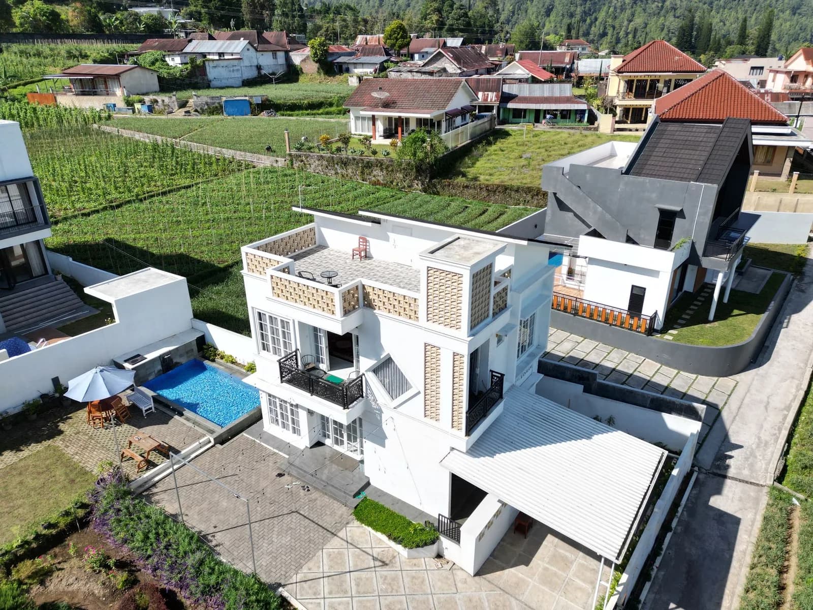 Dẫn Trẻ Nhỏ Đi Đi Homestay: Chọn Hồ Bơi Hay Sân Vườn Để Vừa Vui Vừa An Toàn?