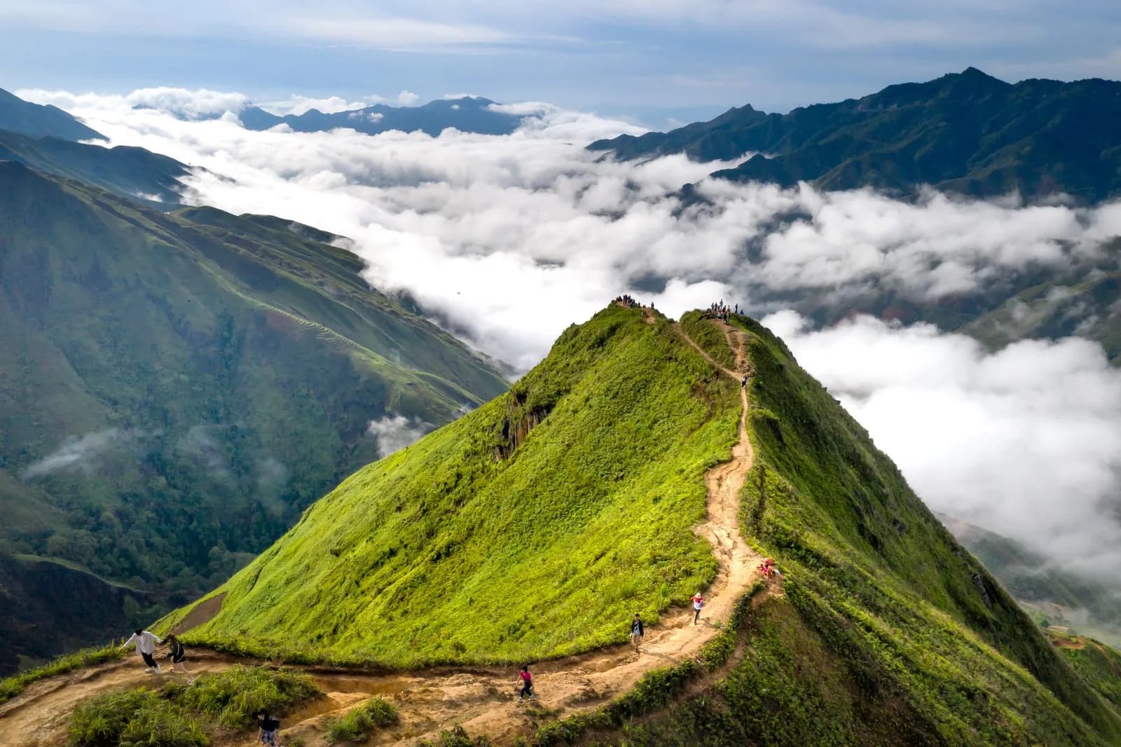 Nên trekking tự túc hay đi tour ở miền núi phía Bắc