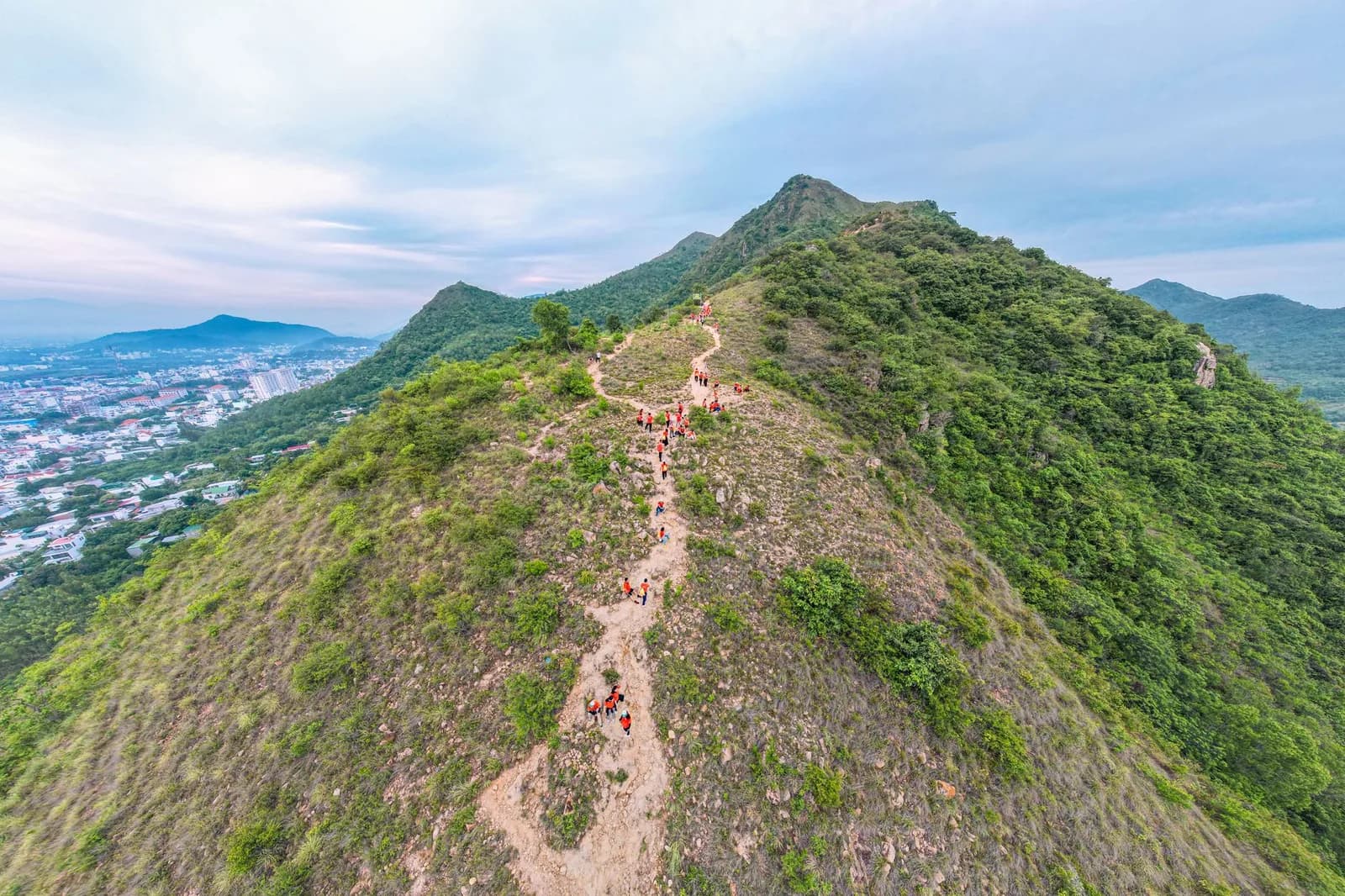 Đổi Gió Cuối Tuần Cho Dân Sài Gòn: 7 Cung Trekking Miền Nam Cực Dễ Đi
