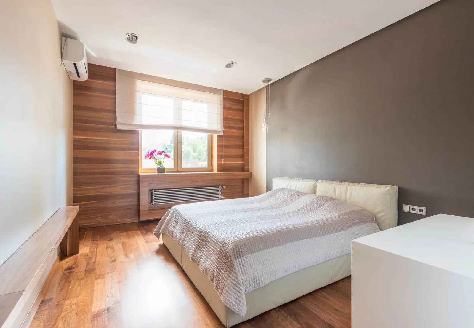 Nên dùng giấy dán tường hay sơn hiệu ứng cho phòng ngủ