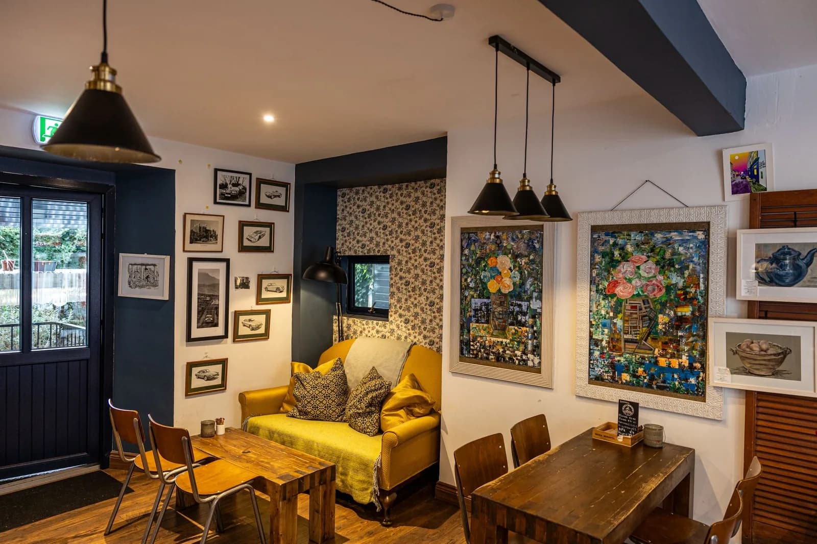 Cách treo bộ tranh gallery cân đối trên sofa dài 2 mét