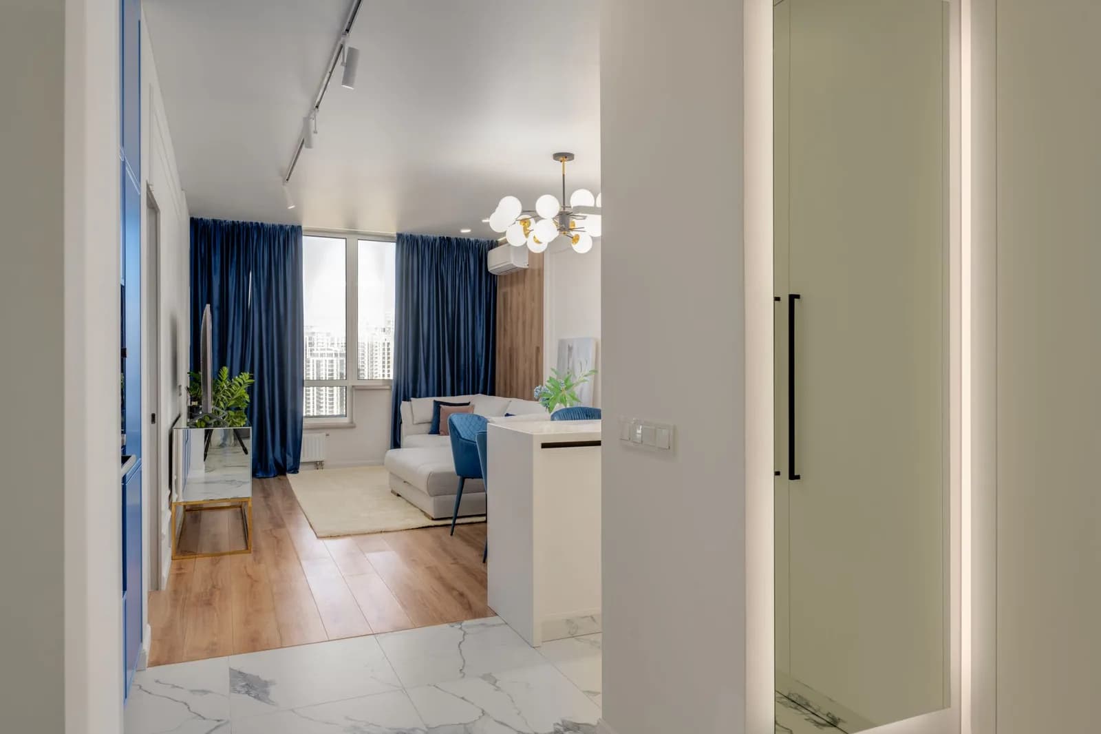 Gương trang trí đặt ở đâu để căn hộ nhỏ đón thêm ánh sáng