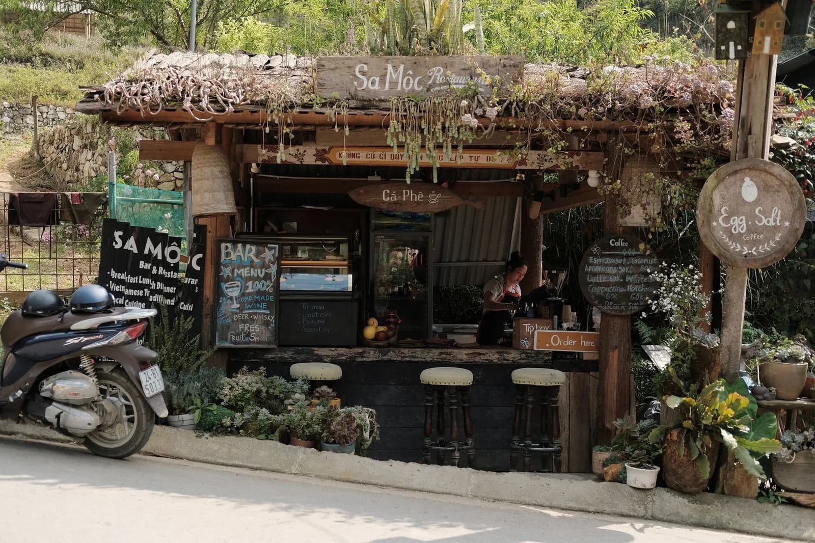 Vì sao cà phê trứng ở Café Giảng thu hút du khách nước ngoài