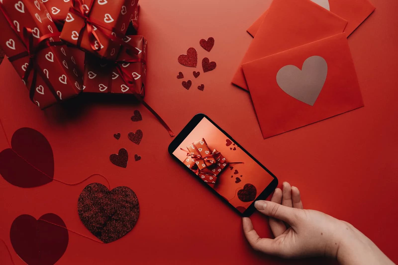 Quà Valentine Cho Bạn Trai Yêu Xa: 9 Món Quà Dễ Gửi Qua Bưu Điện