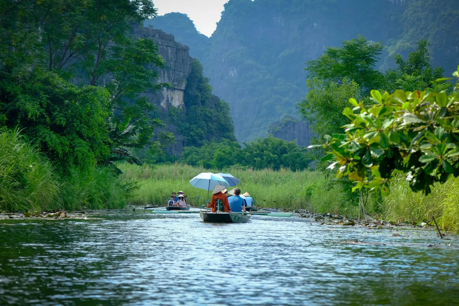 Thuê homestay ở Tam Cốc hay Tràng An thuận tiện hơn cho khách đi xe máy