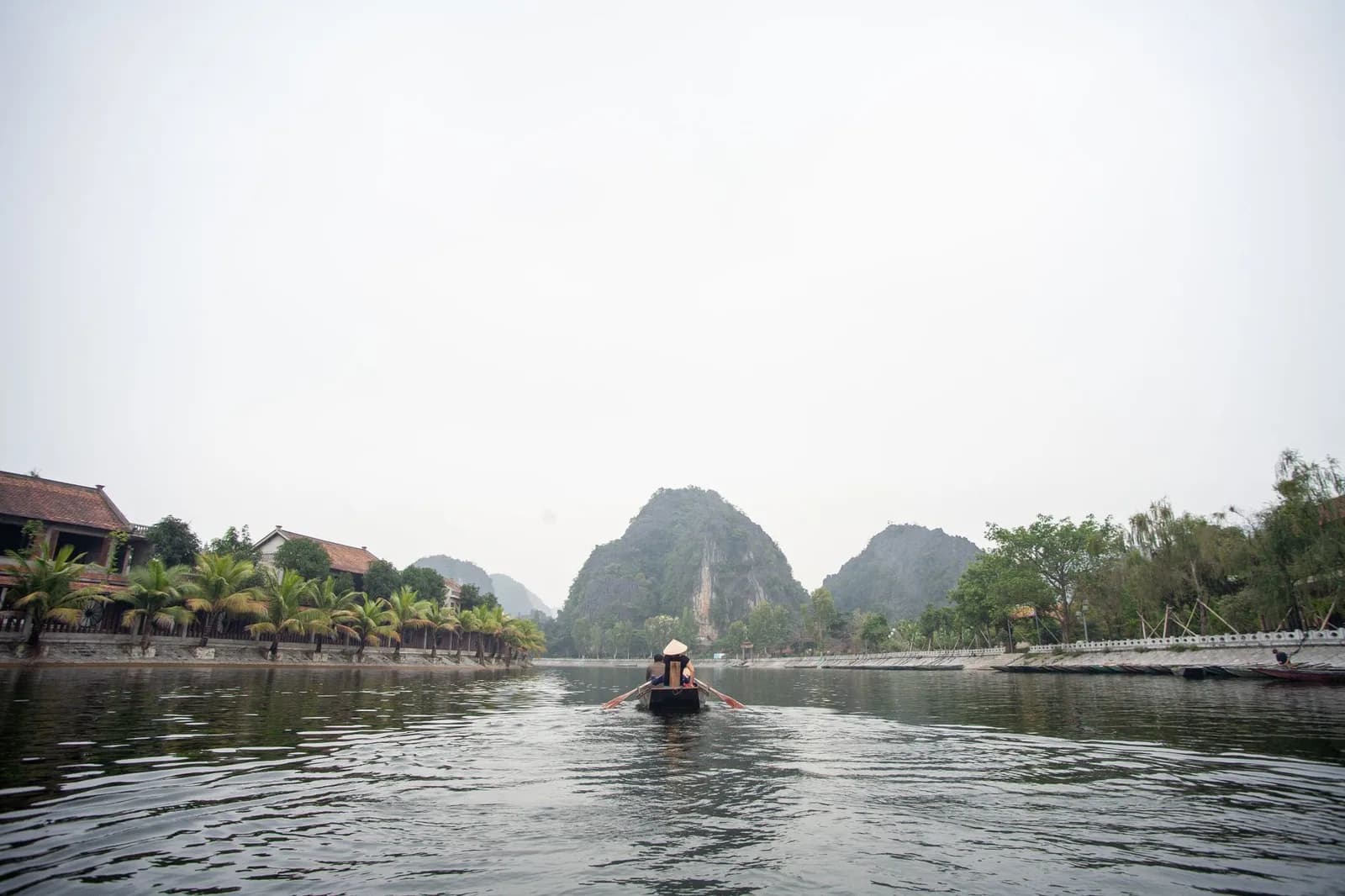 Đi Ninh Bình mùa mưa cần chuẩn bị gì để tham quan bằng thuyền