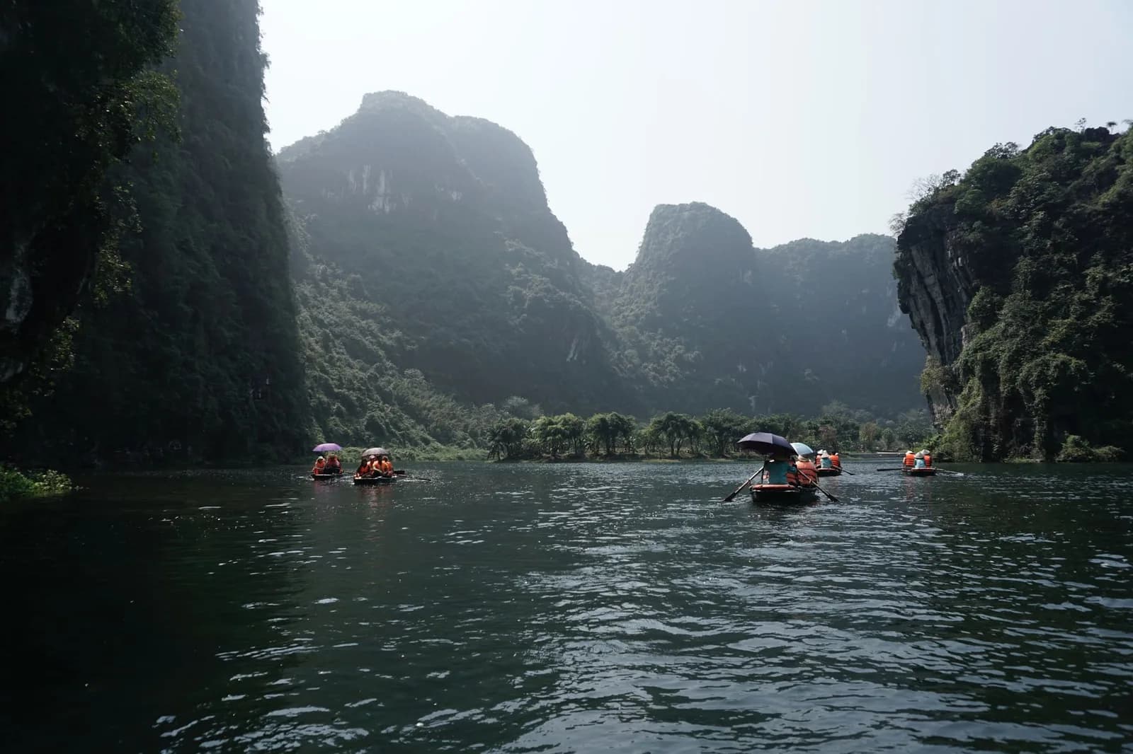 So sánh đi Ninh Bình bằng xe máy và tàu hỏa cho người xuất phát từ Hà Nội