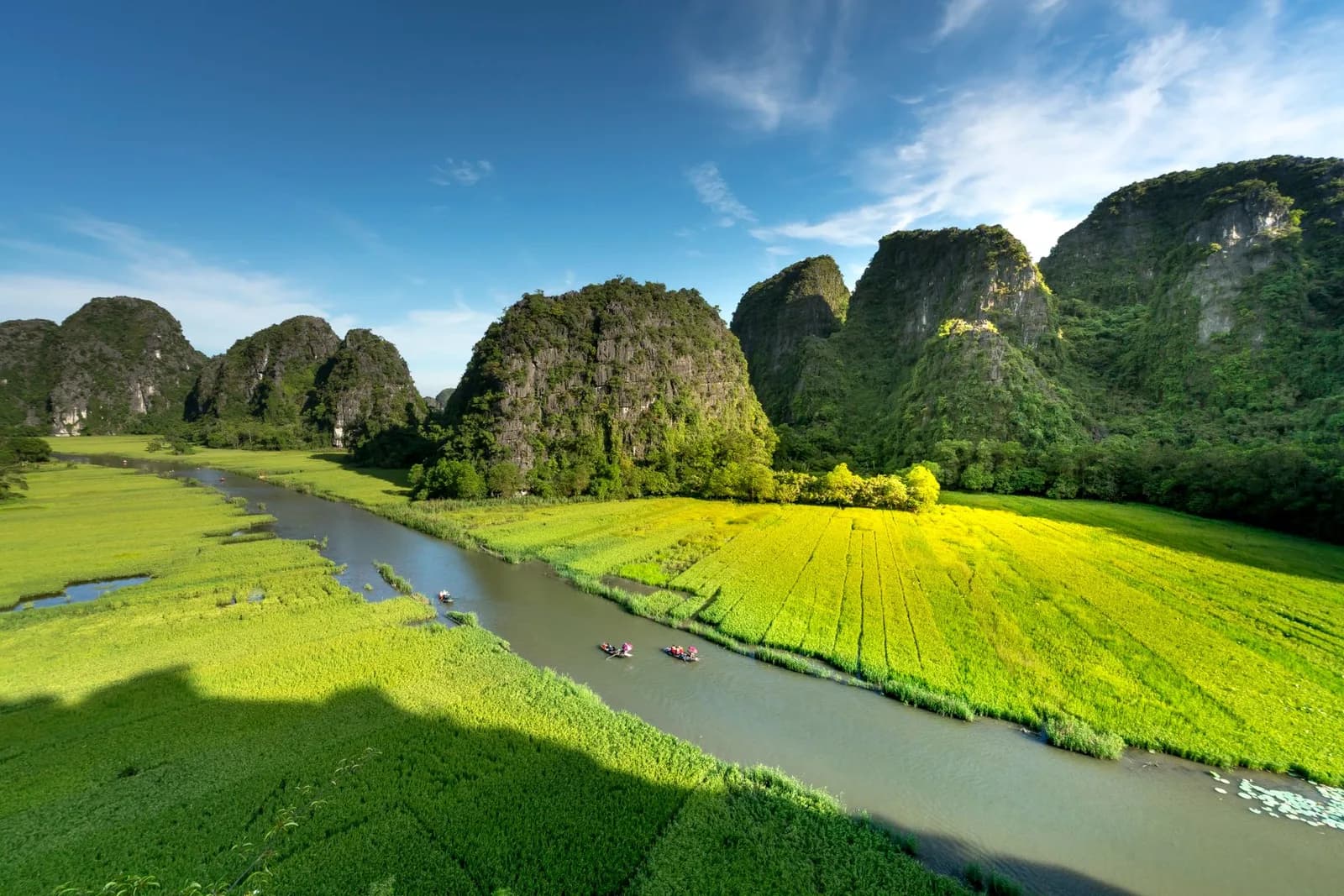 Nhóm bạn 6 người nên đặt loại xe nào để đi Ninh Bình trong ngày