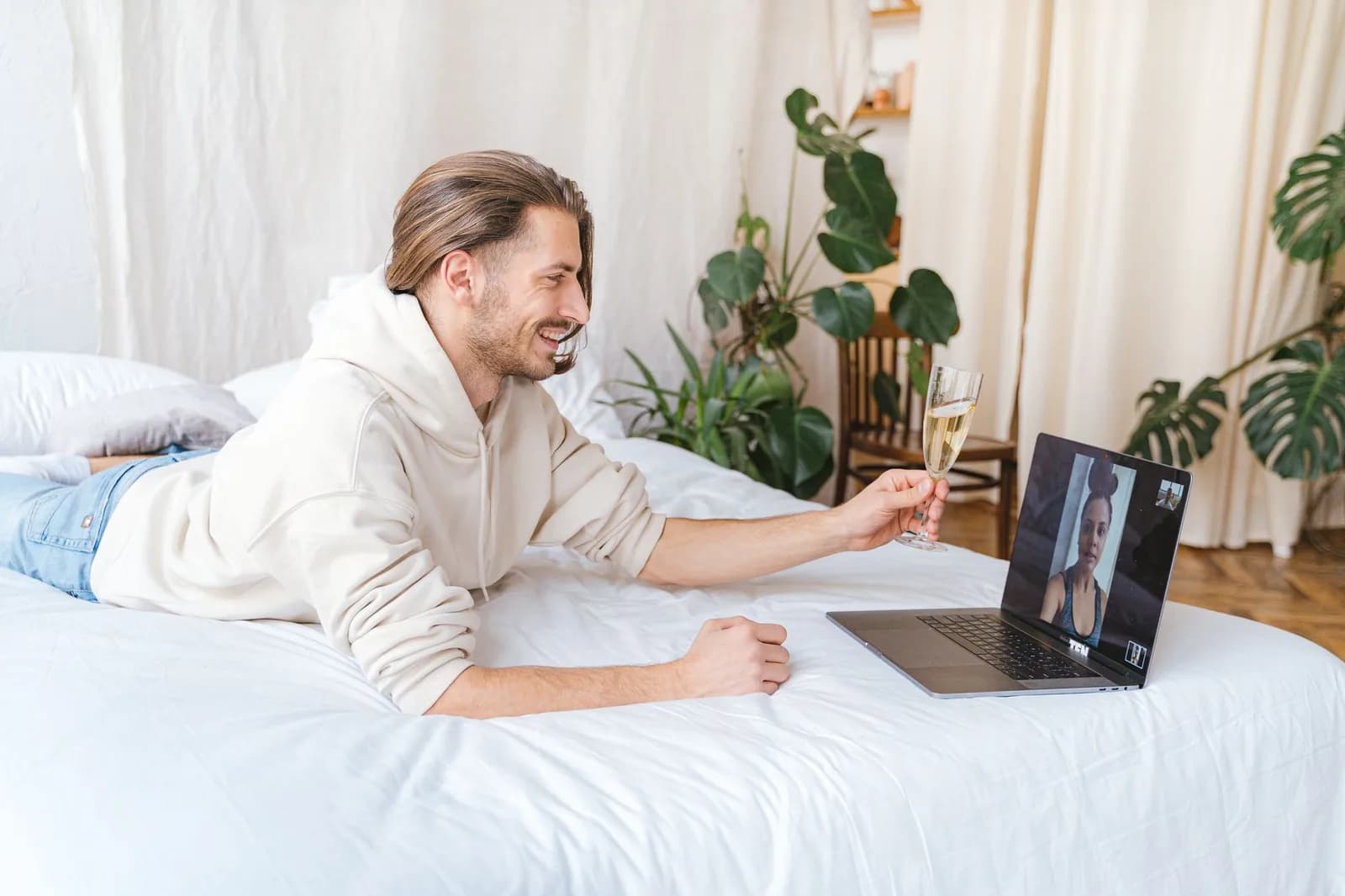 Các cặp đôi yêu xa nên duy trì sự tin tưởng khi lịch sinh hoạt lệch nhau thế nào