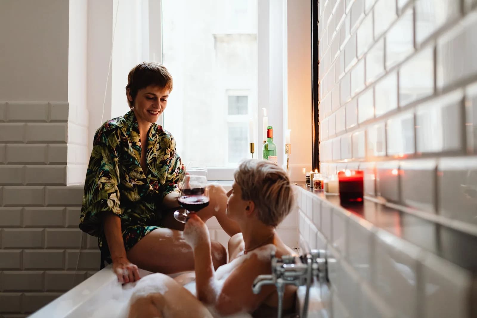 Chọn phòng có bồn tắm riêng để tạo không gian hẹn hò cần lưu ý gì