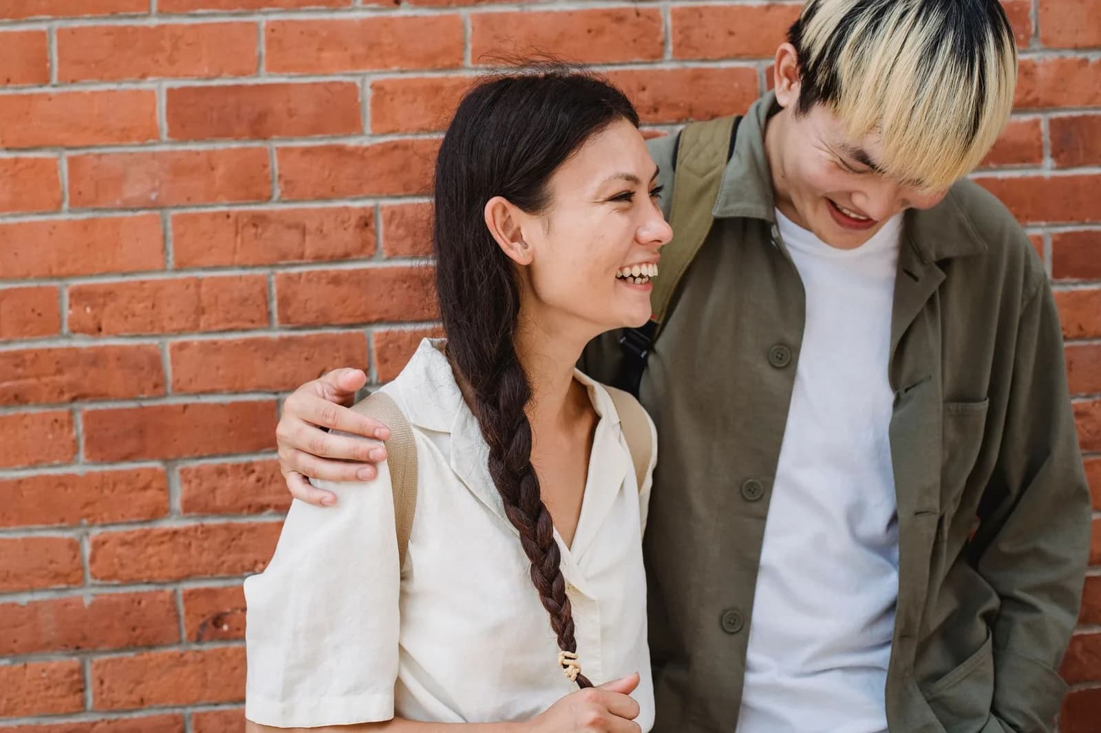 First date ở quán cà phê hay đi dạo giúp hai người dễ trò chuyện hơn