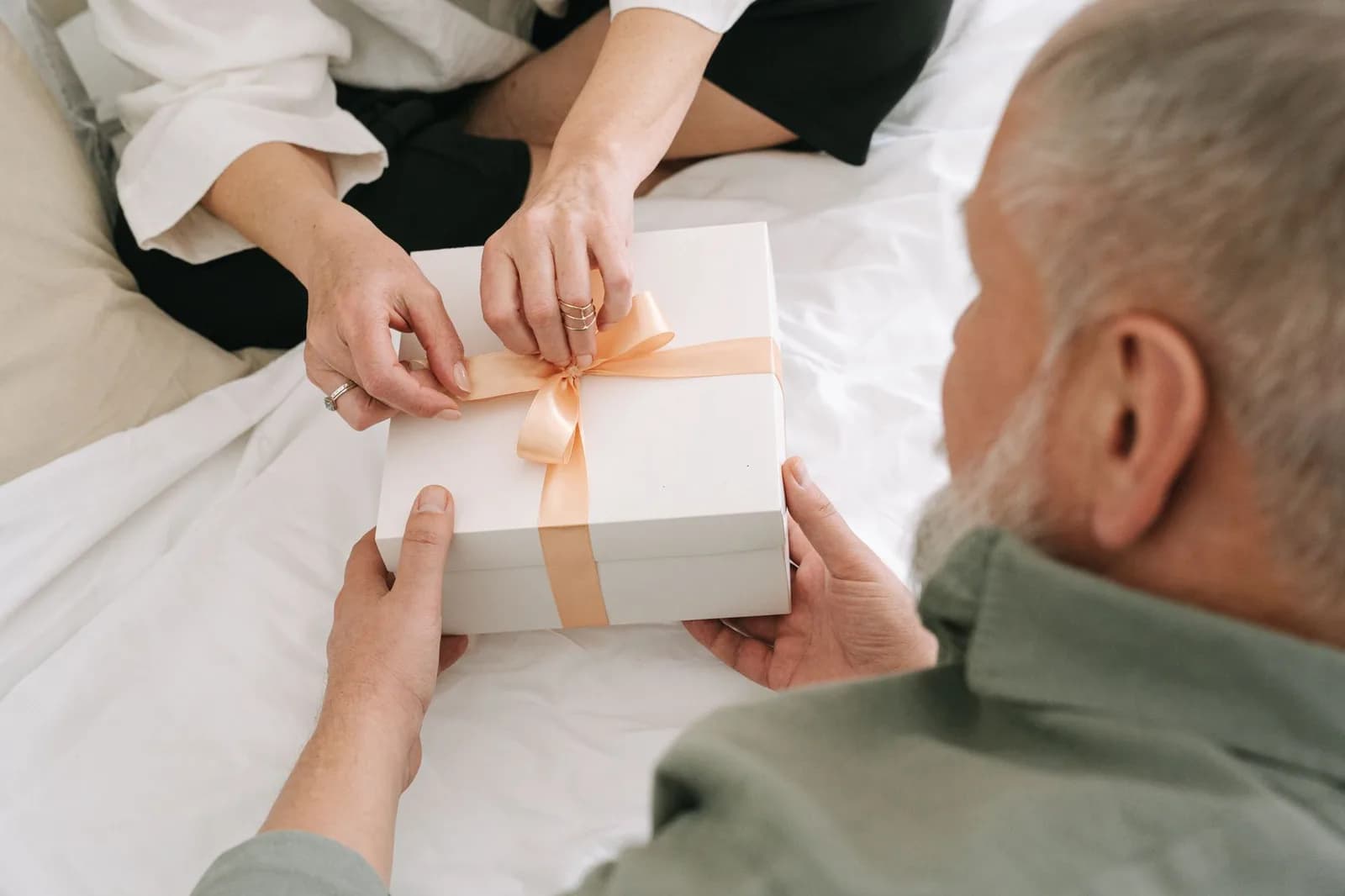 Quà tặng có phải ngôn ngữ tình yêu thiên về vật chất không