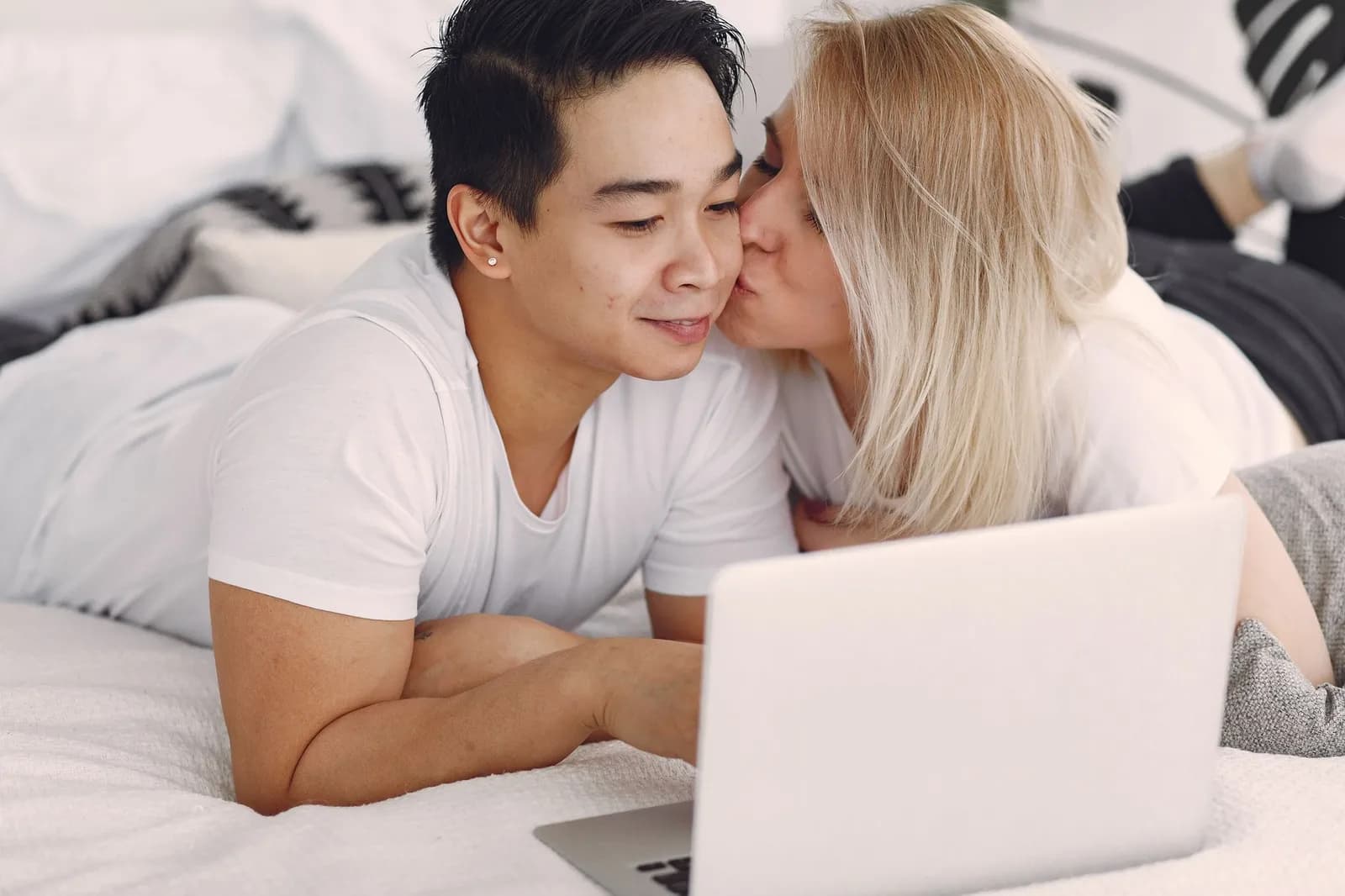 Nghiên cứu nói gì về độ tin cậy của mô hình 5 ngôn ngữ tình yêu